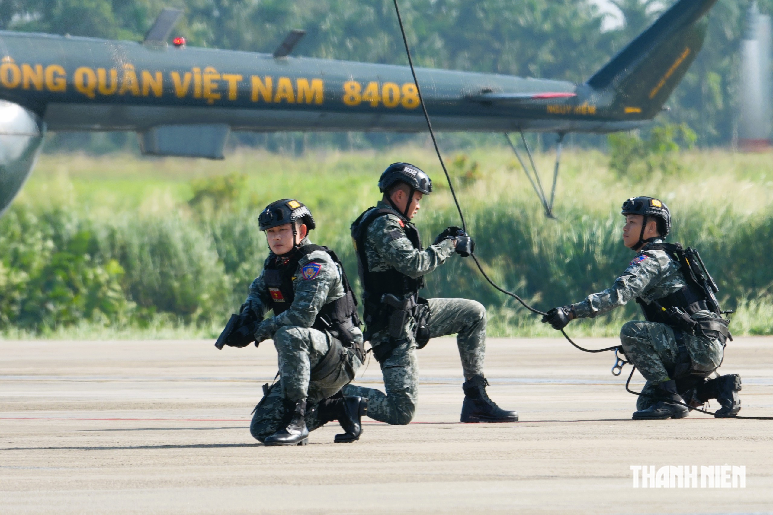 Cảnh s&aacute;t đặc nhiệm luyện tập đổ bộ đường kh&ocirc;ng từ trực thăng qu&acirc;n sự - Ảnh 16.