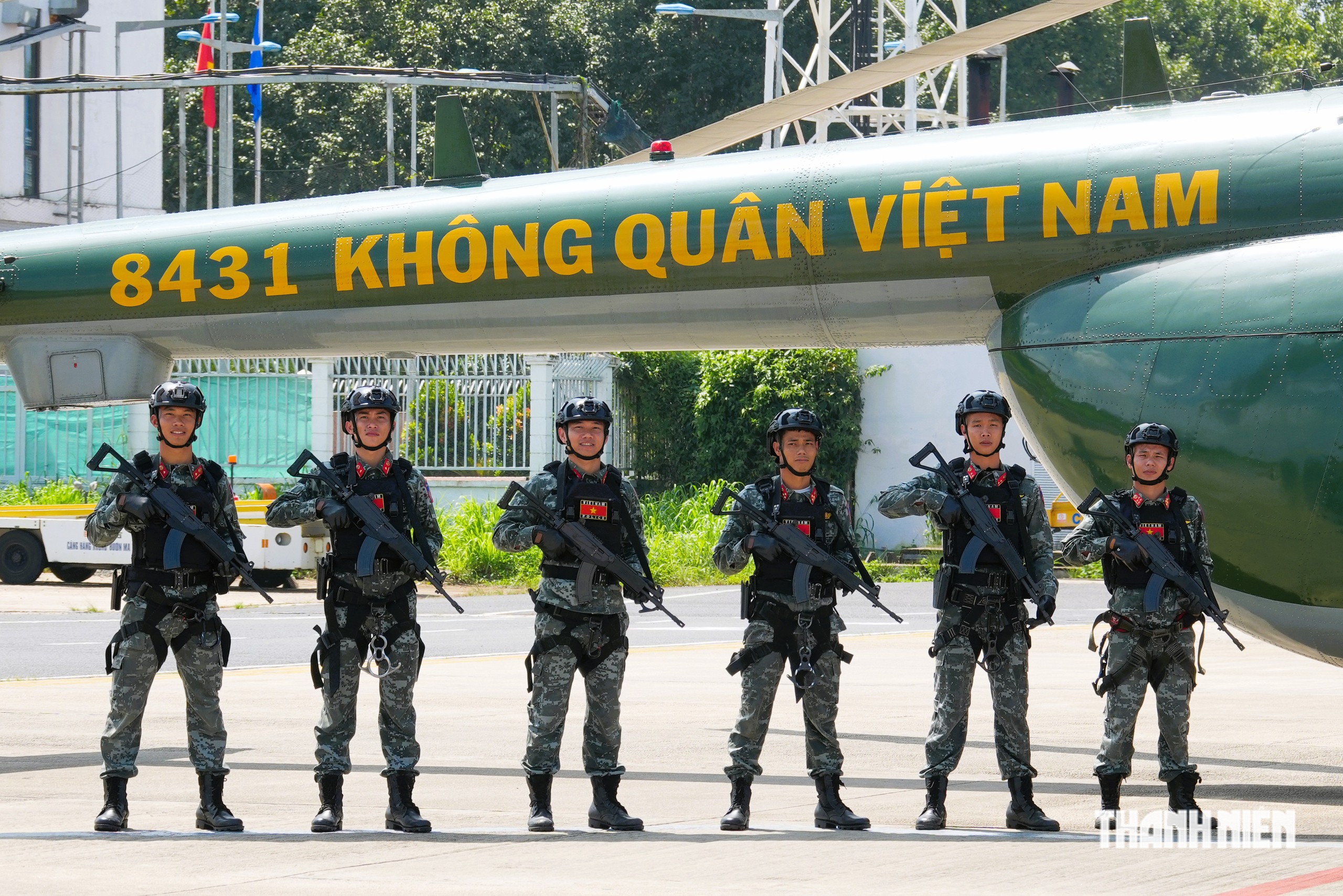 Cảnh s&aacute;t đặc nhiệm luyện tập đổ bộ đường kh&ocirc;ng từ trực thăng qu&acirc;n sự - Ảnh 19.