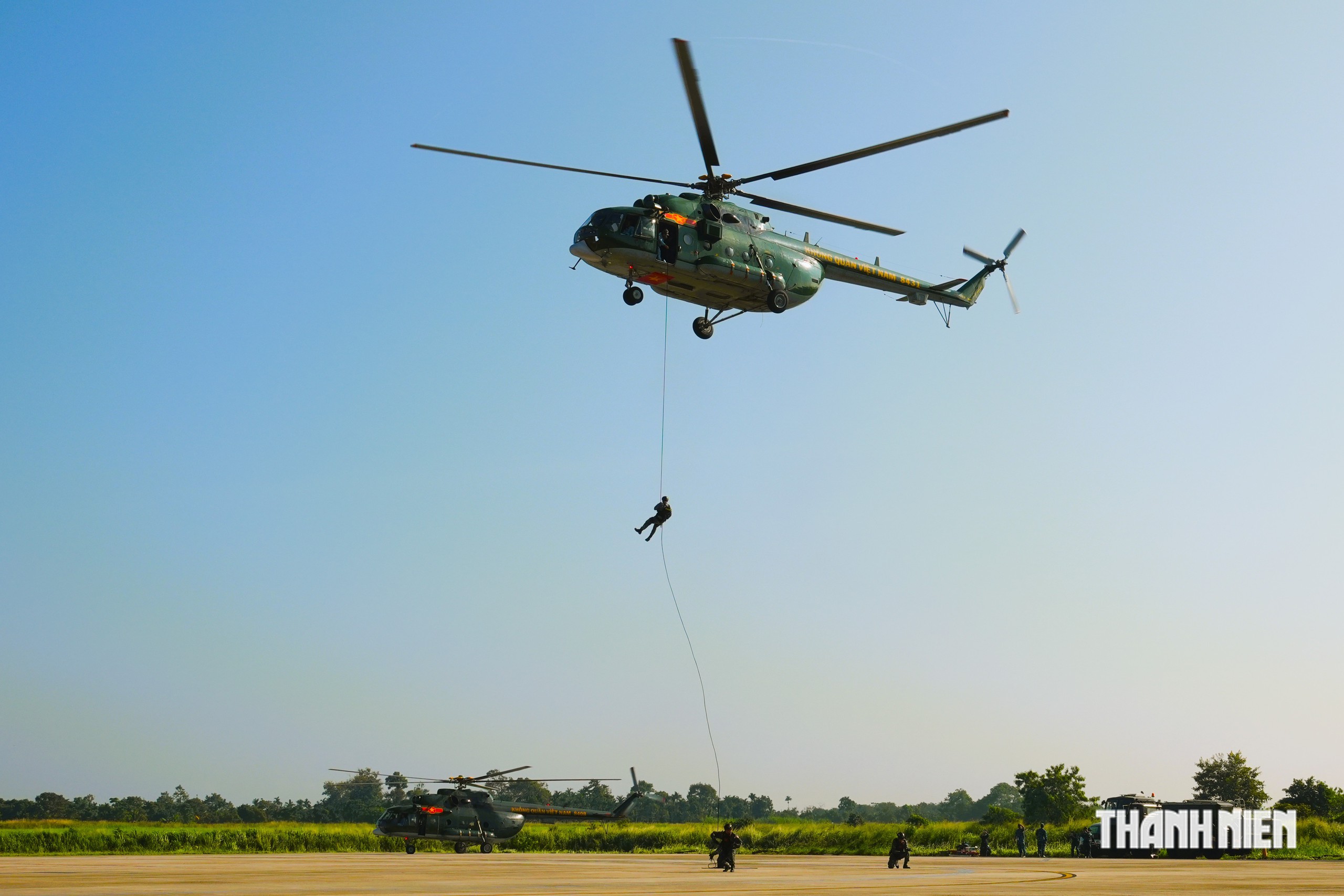 Cảnh s&aacute;t đặc nhiệm luyện tập đổ bộ đường kh&ocirc;ng từ trực thăng qu&acirc;n sự - Ảnh 12.