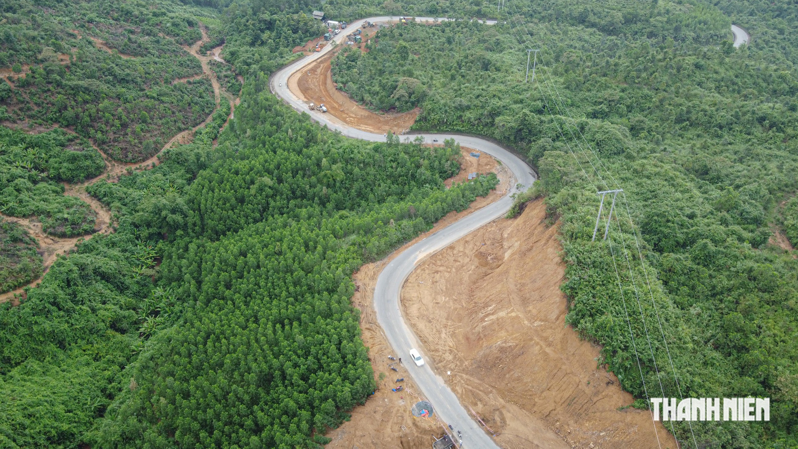 Xe đầu kéo tai nạn khi đổ đèo ở miền núi Huế, nam tài xế tử vong - Ảnh 2.