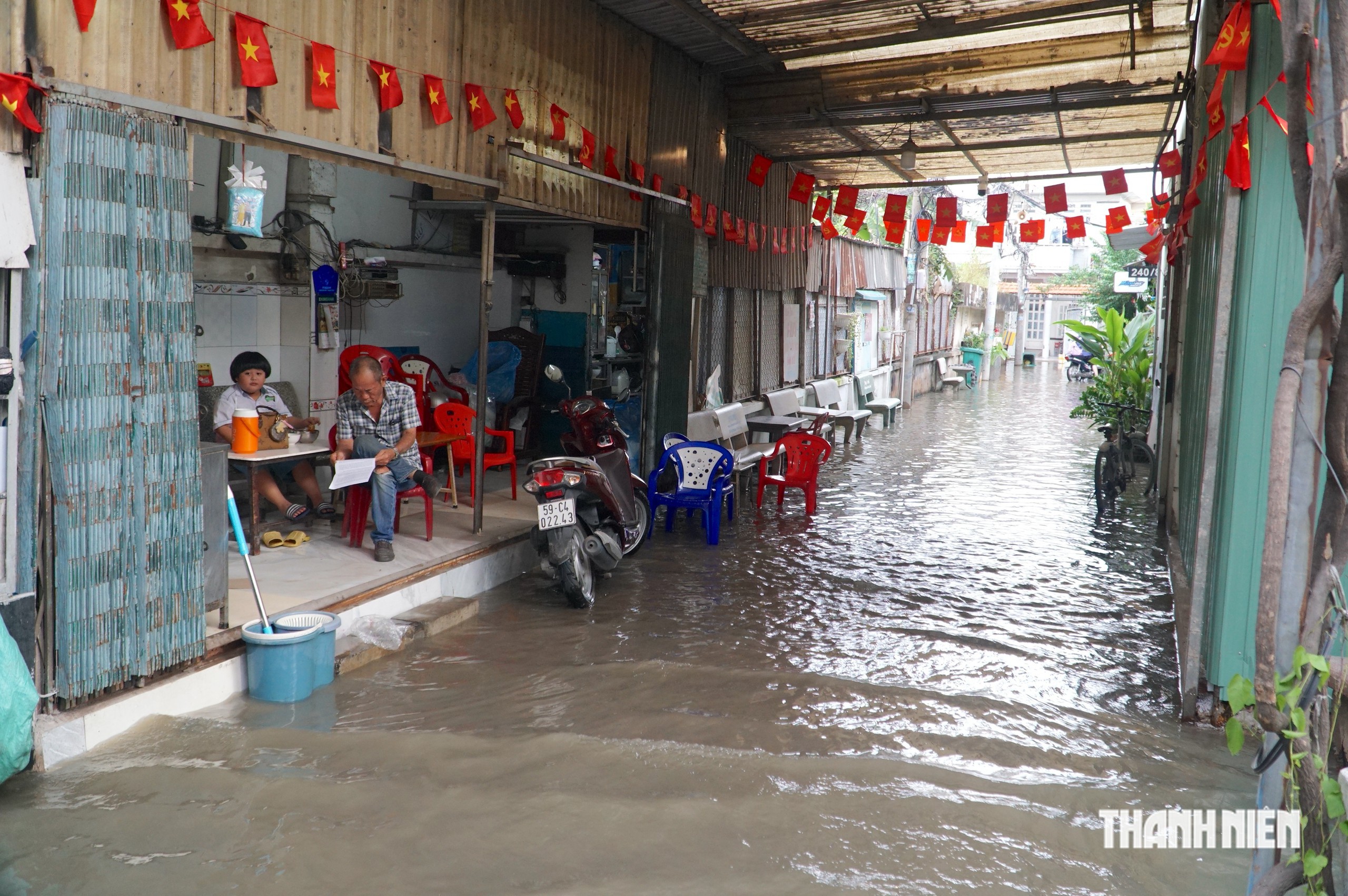 Triều cường d&acirc;ng cao đ&uacute;ng giờ tan tầm: Nhiều tuyến đường, hẻm khu nam TP.HCM ngập s&acirc;u- Ảnh 5.