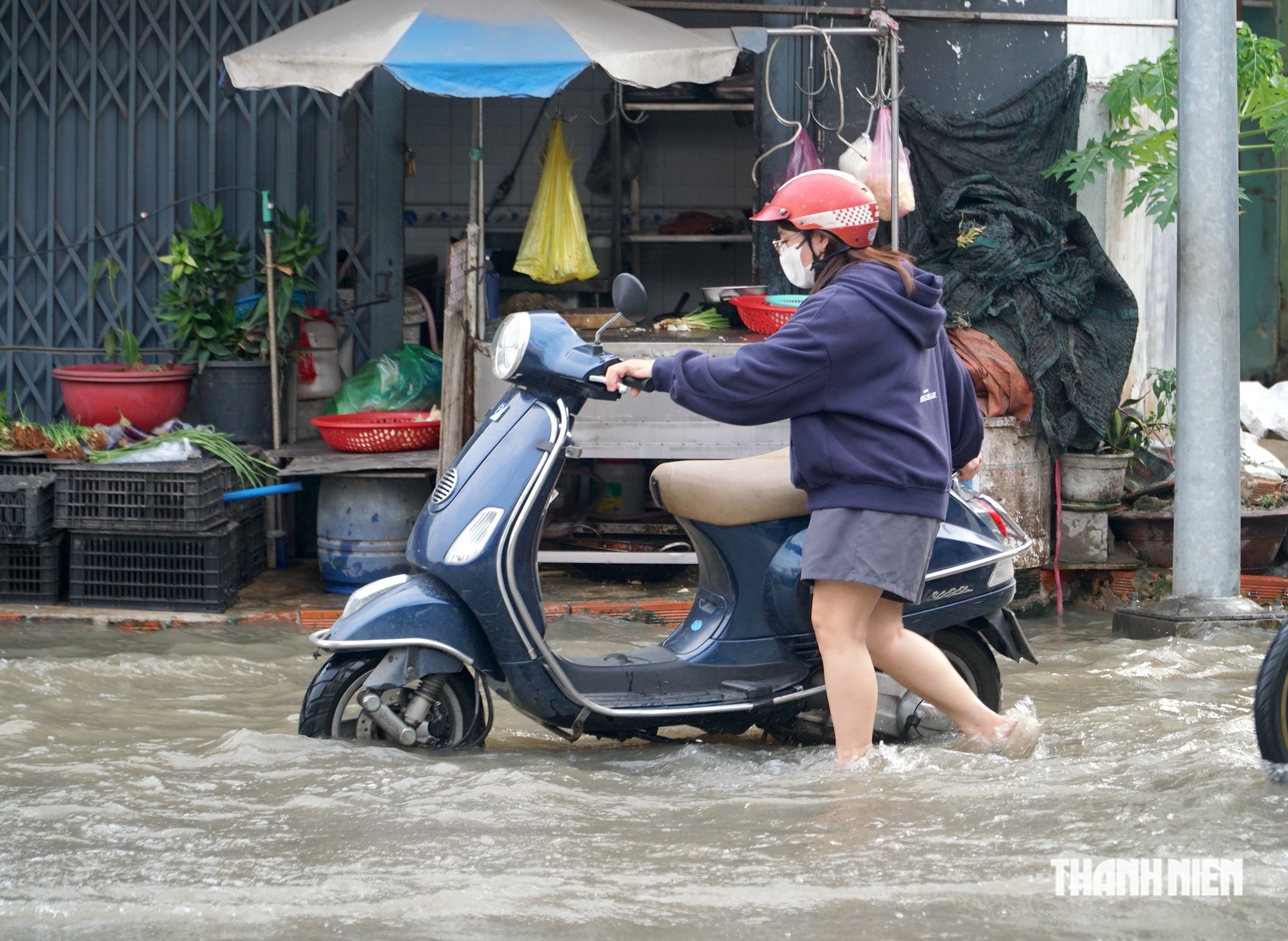 Triều cường d&acirc;ng cao đ&uacute;ng giờ tan tầm: Nhiều tuyến đường, hẻm khu nam TP.HCM ngập s&acirc;u- Ảnh 3.