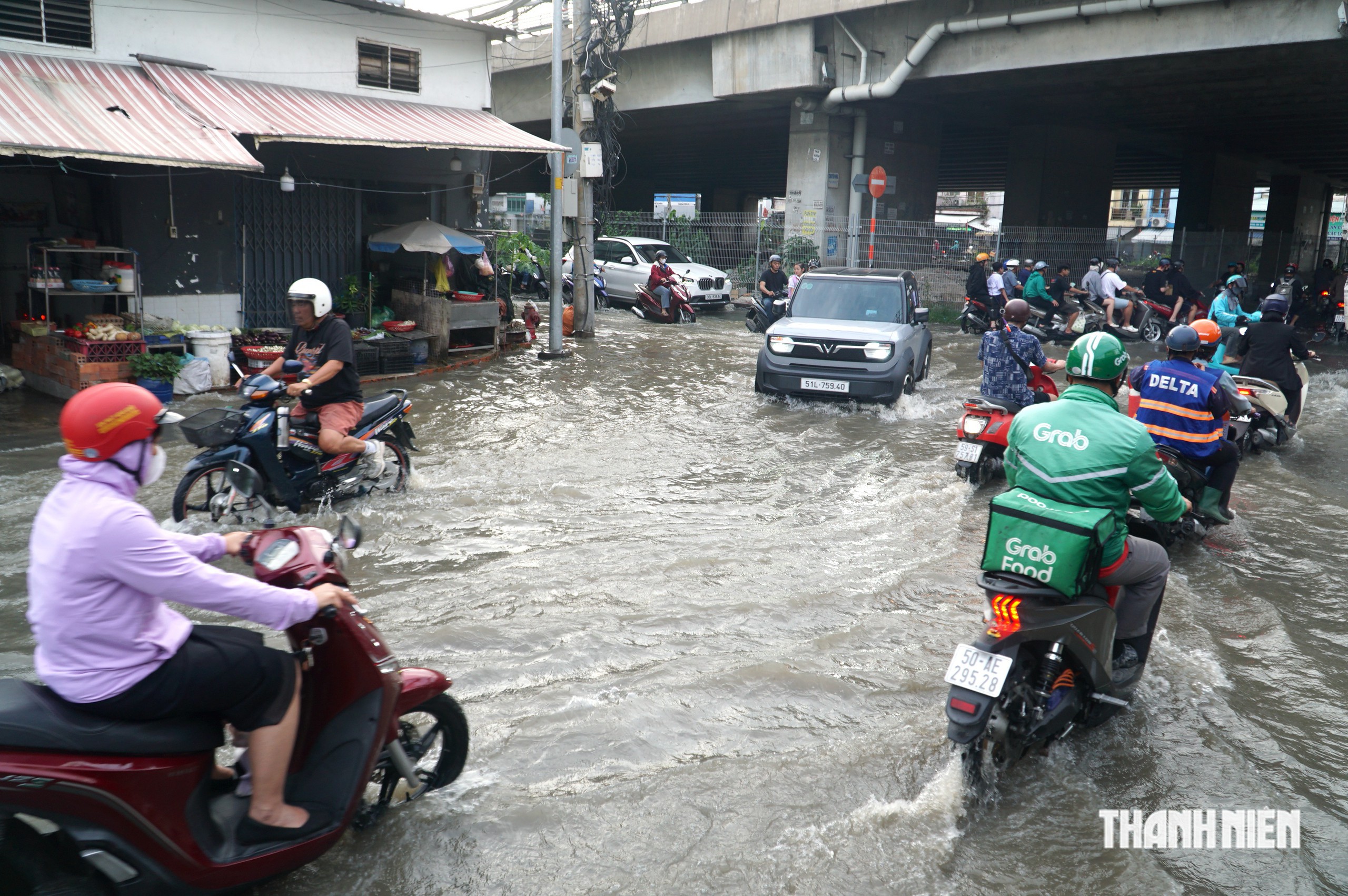 Triều cường d&acirc;ng cao đ&uacute;ng giờ tan tầm: Nhiều tuyến đường, hẻm khu nam TP.HCM ngập s&acirc;u- Ảnh 1.