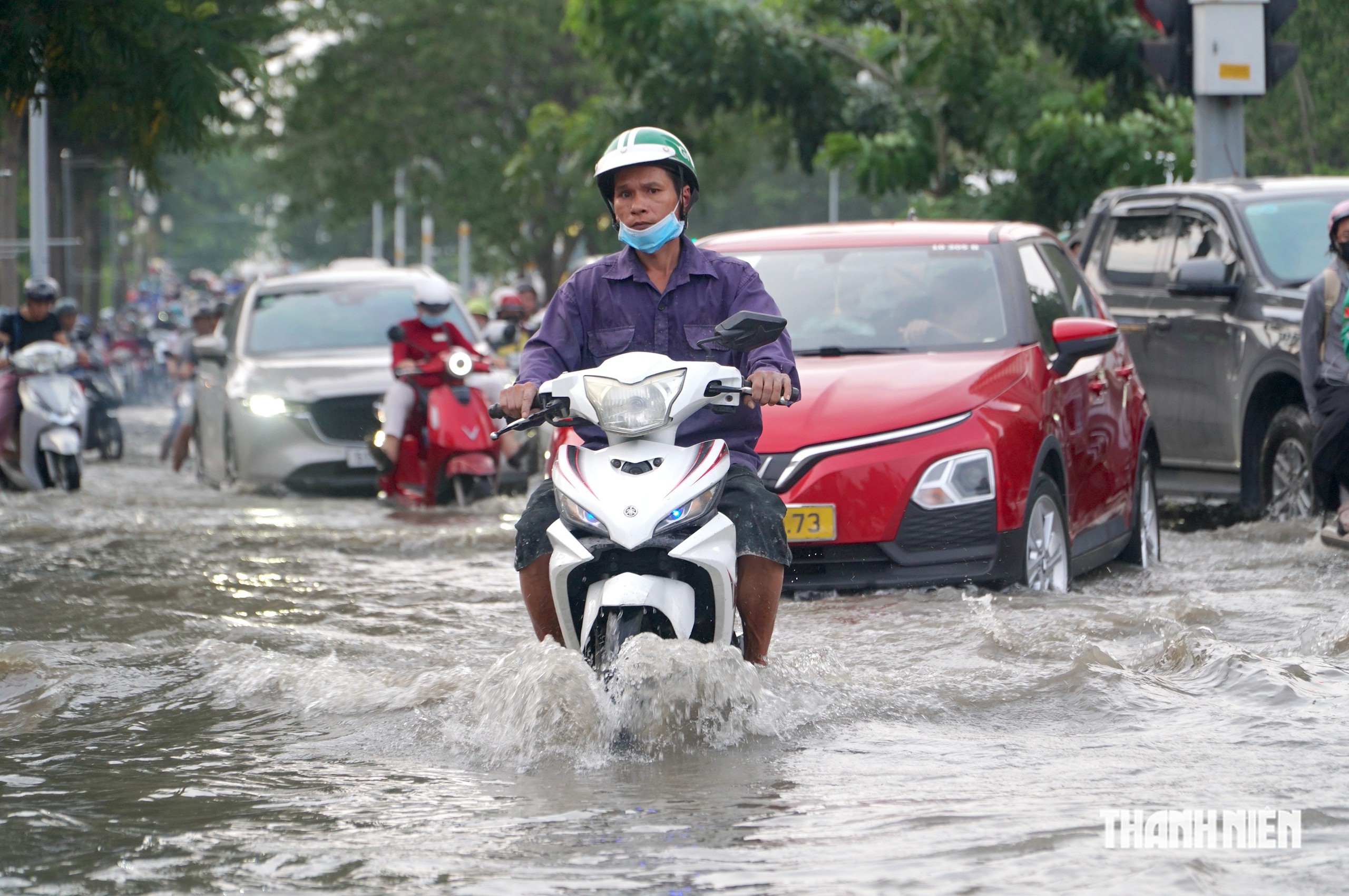 Triều cường d&acirc;ng cao đ&uacute;ng giờ tan tầm: Nhiều tuyến đường, hẻm khu nam TP.HCM ngập s&acirc;u- Ảnh 6.
