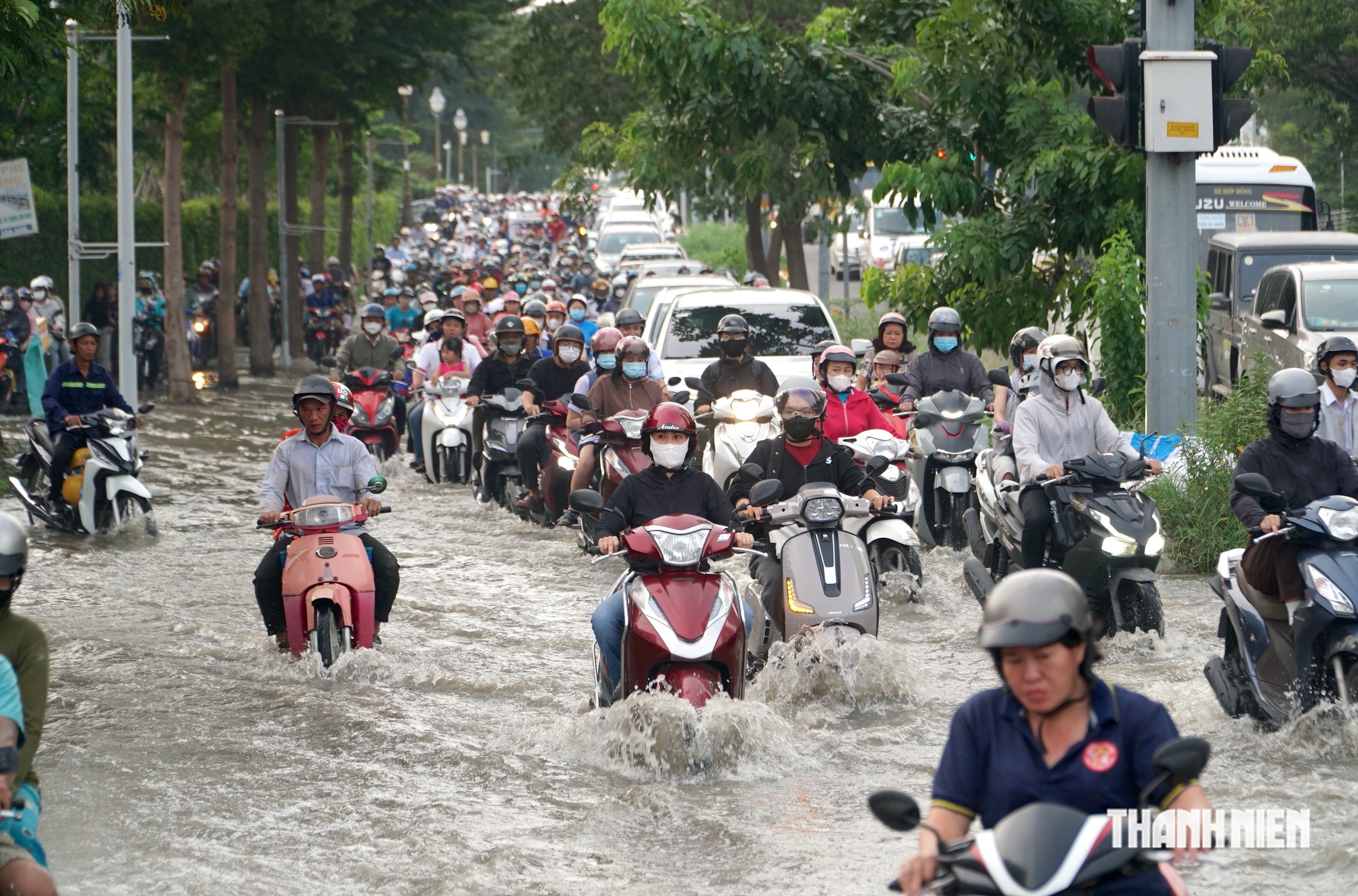 Triều cường d&acirc;ng cao đ&uacute;ng giờ tan tầm: Nhiều tuyến đường, hẻm khu nam TP.HCM ngập s&acirc;u- Ảnh 7.