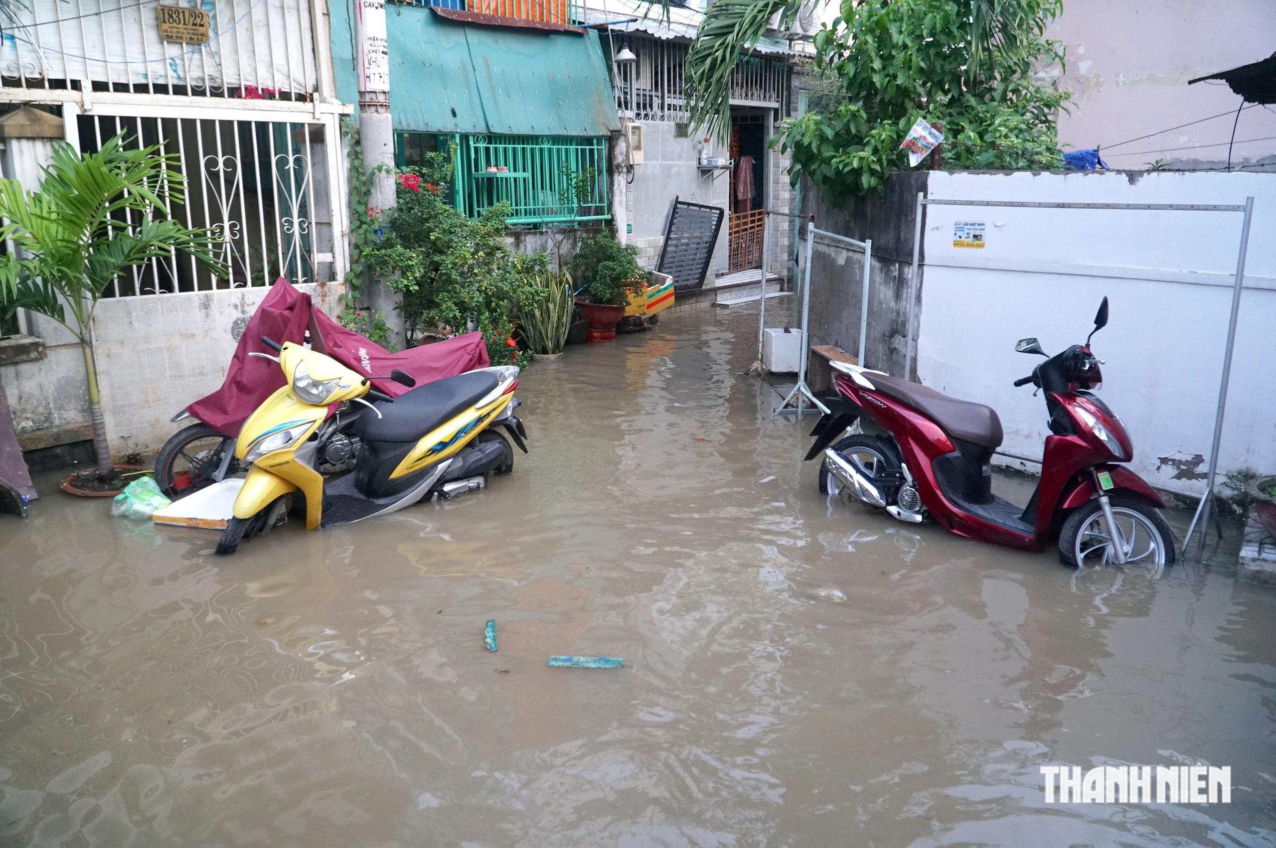Triều cường d&acirc;ng cao đ&uacute;ng giờ tan tầm: Nhiều tuyến đường, hẻm khu nam TP.HCM ngập s&acirc;u- Ảnh 4.
