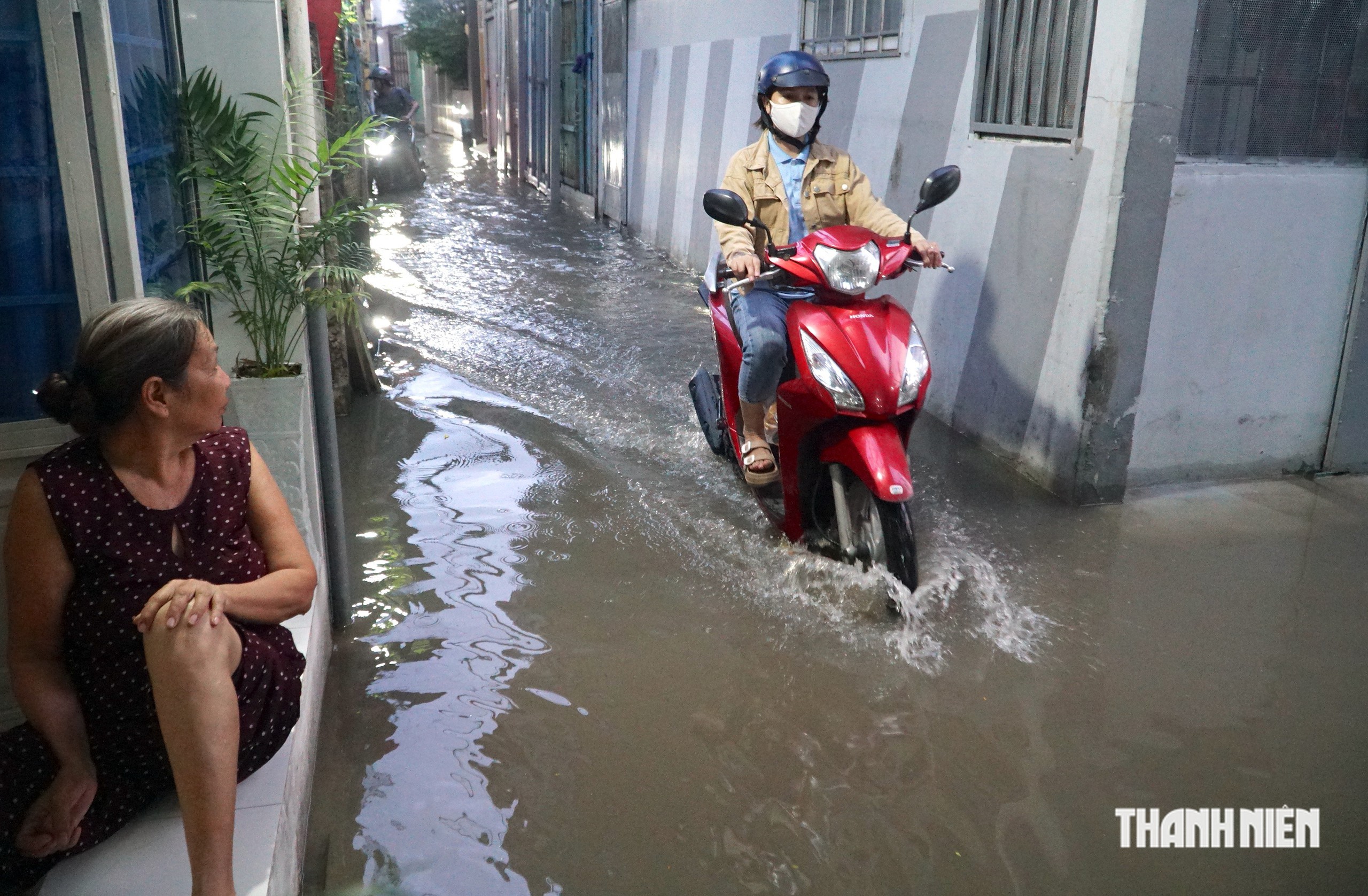 Triều cường d&acirc;ng cao đ&uacute;ng giờ tan tầm: Nhiều tuyến đường, hẻm khu nam TP.HCM ngập s&acirc;u- Ảnh 9.