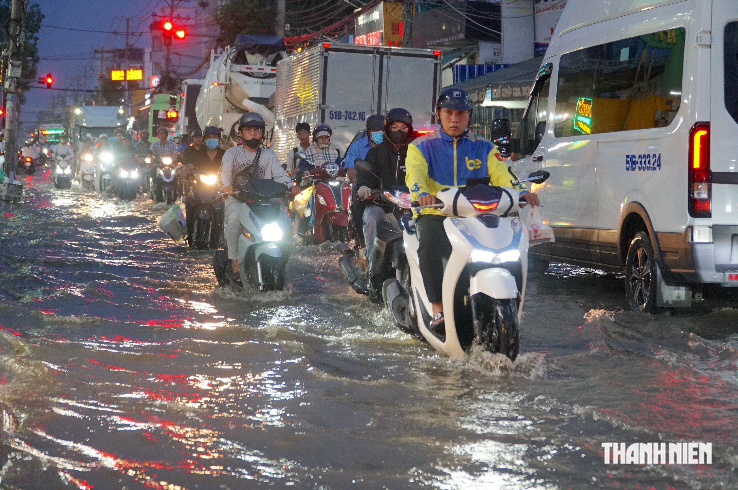 Triều cường d&acirc;ng cao đ&uacute;ng giờ tan tầm: Nhiều tuyến đường, hẻm khu nam TP.HCM ngập s&acirc;u- Ảnh 12.