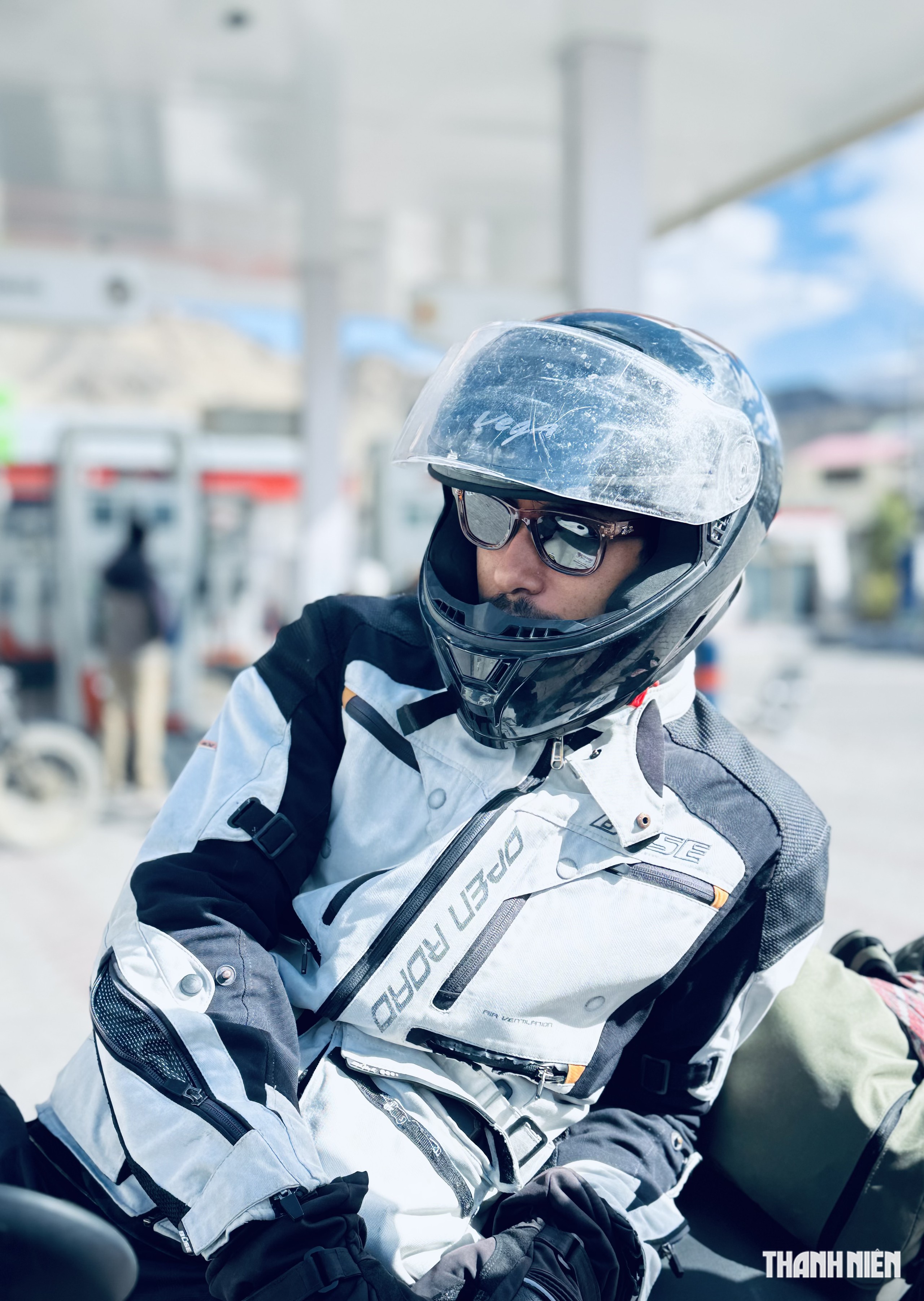 Vòng xe chậm rãi của các biker ở 'cổng trời' Khardung La- Ảnh 10.