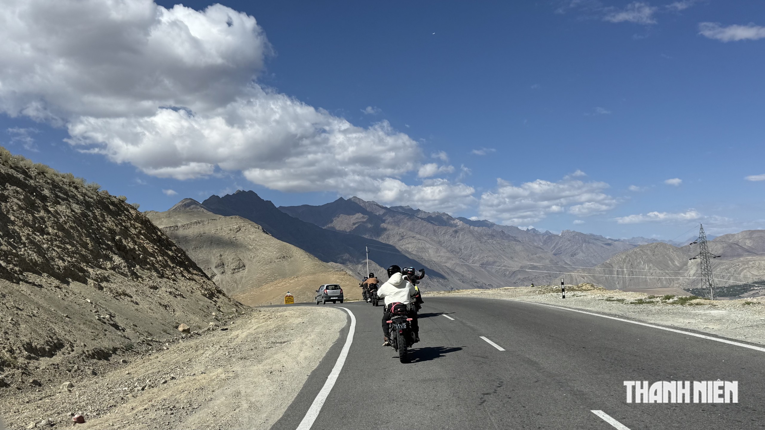 Vòng xe chậm rãi của các biker ở 'cổng trời' Khardung La- Ảnh 5.