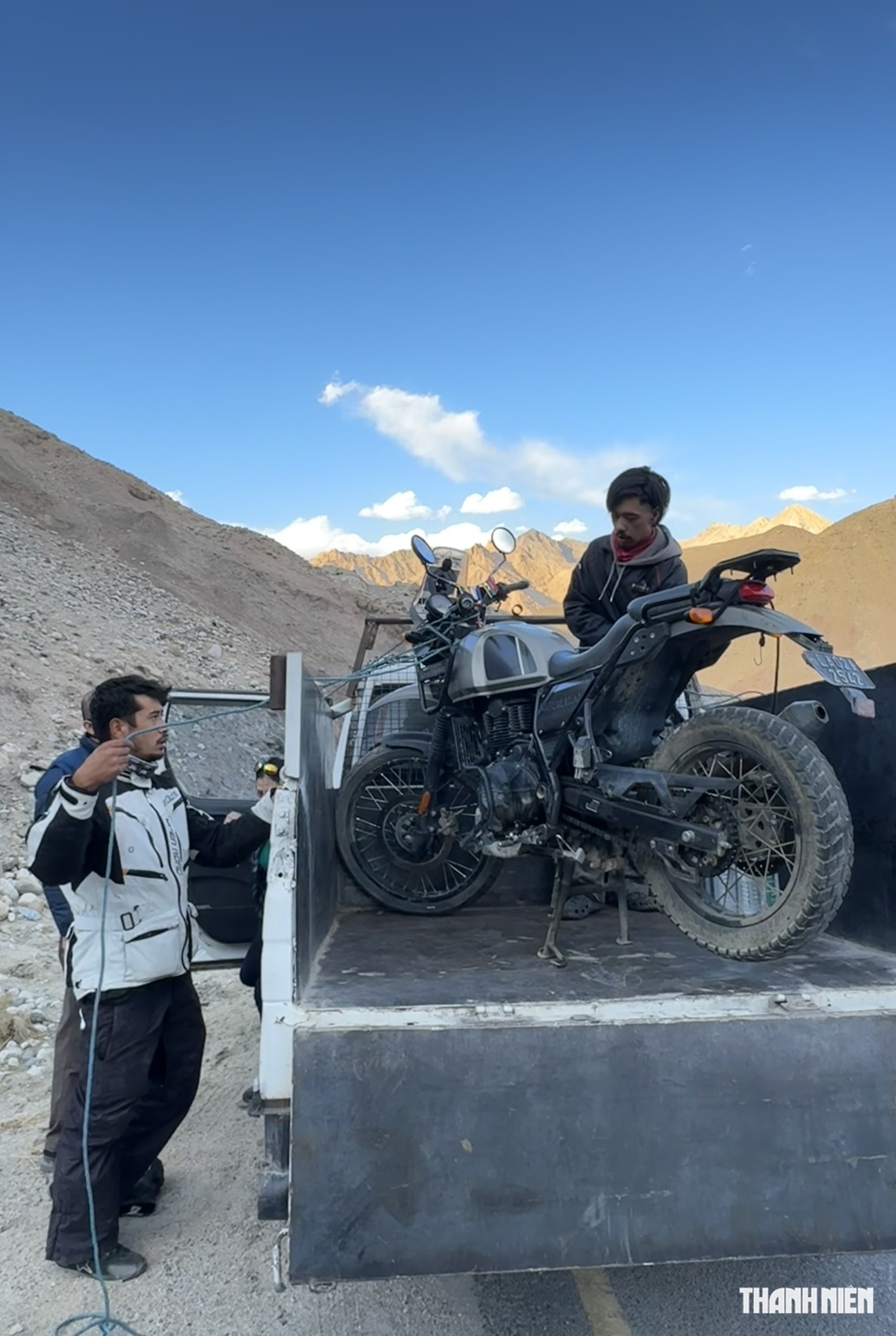 Vòng xe chậm rãi của các biker ở 'cổng trời' Khardung La- Ảnh 11.
