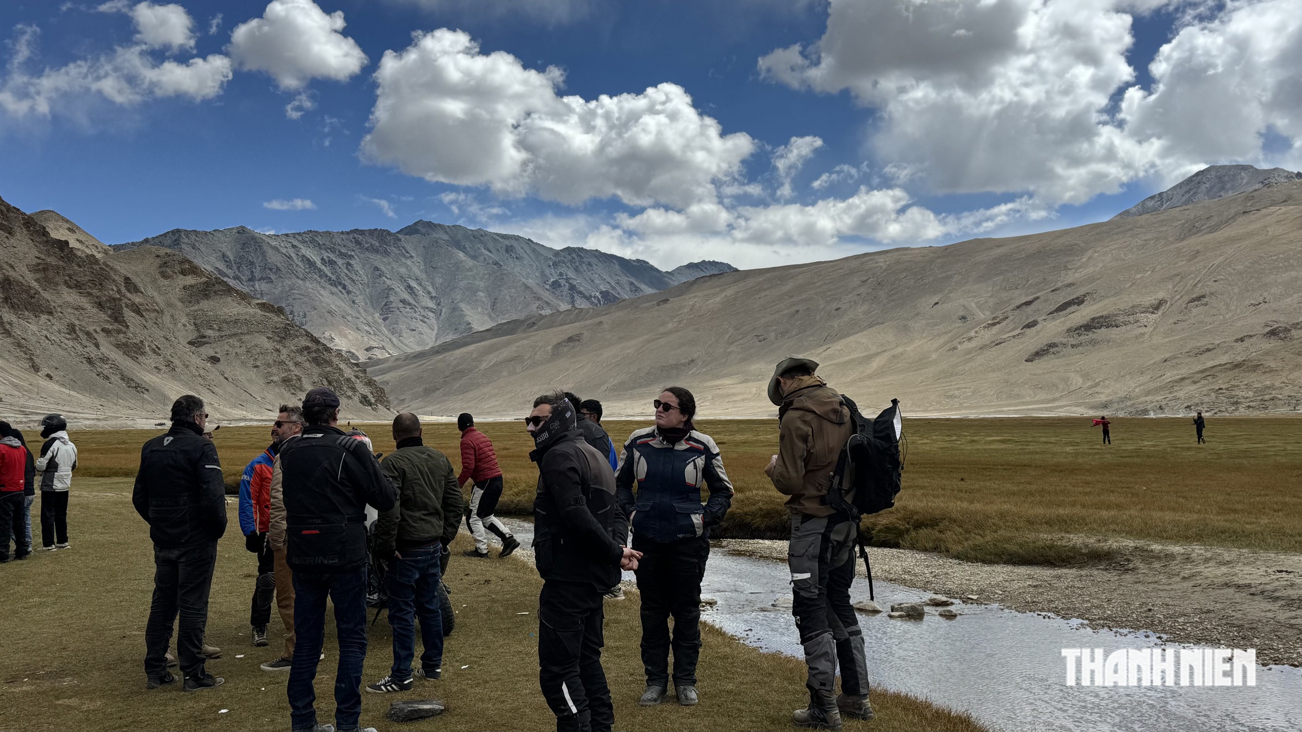 Vòng xe chậm rãi của các biker ở 'cổng trời' Khardung La- Ảnh 3.