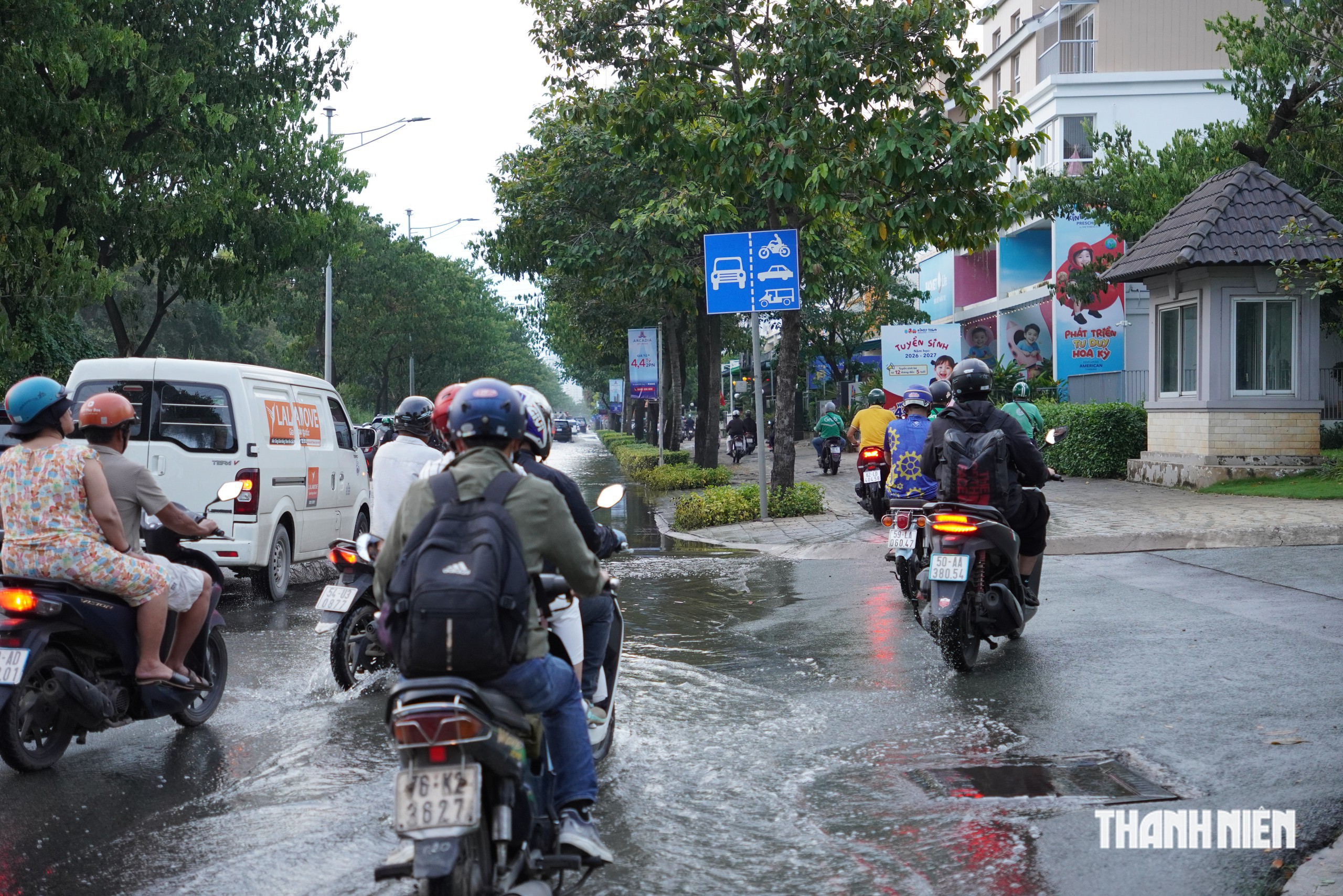 Nước triều d&acirc;ng g&acirc;y ngập nhiều tuyến đường TP.HCM: xe m&aacute;y quay đầu, leo lề tr&aacute;nh nước  - Ảnh 4.