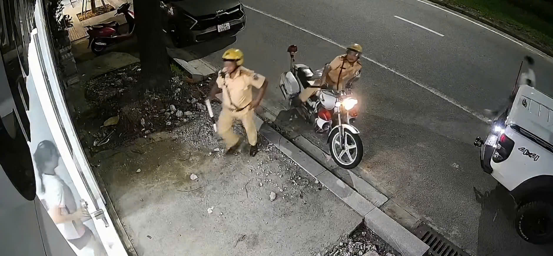 Khen thưởng 2 CSGT ở Huế kịp thời hỗ trợ đưa người đột quỵ đi cấp cứu- Ảnh 1.