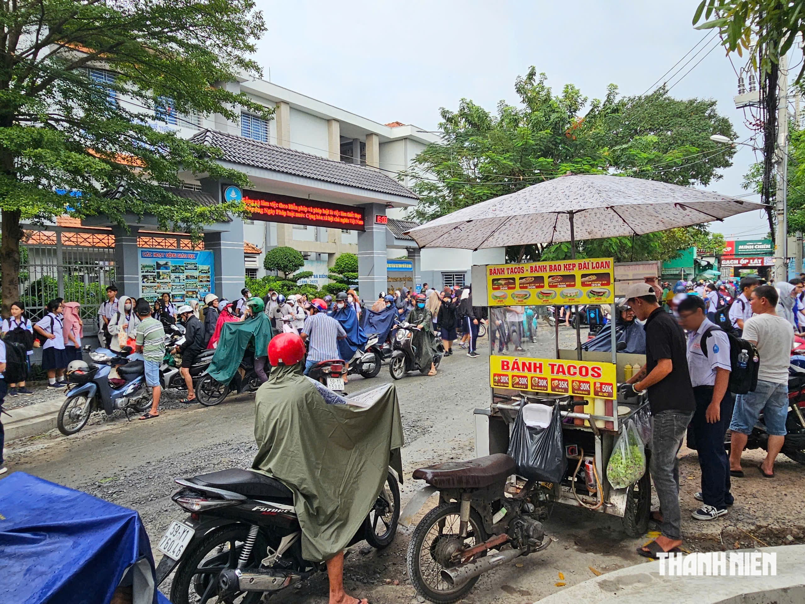 &Ugrave;n tắc trước cổng trường ở TP.HCM: Dẹp nạn h&agrave;ng rong lấn chiếm được kh&ocirc;ng?- Ảnh 10.