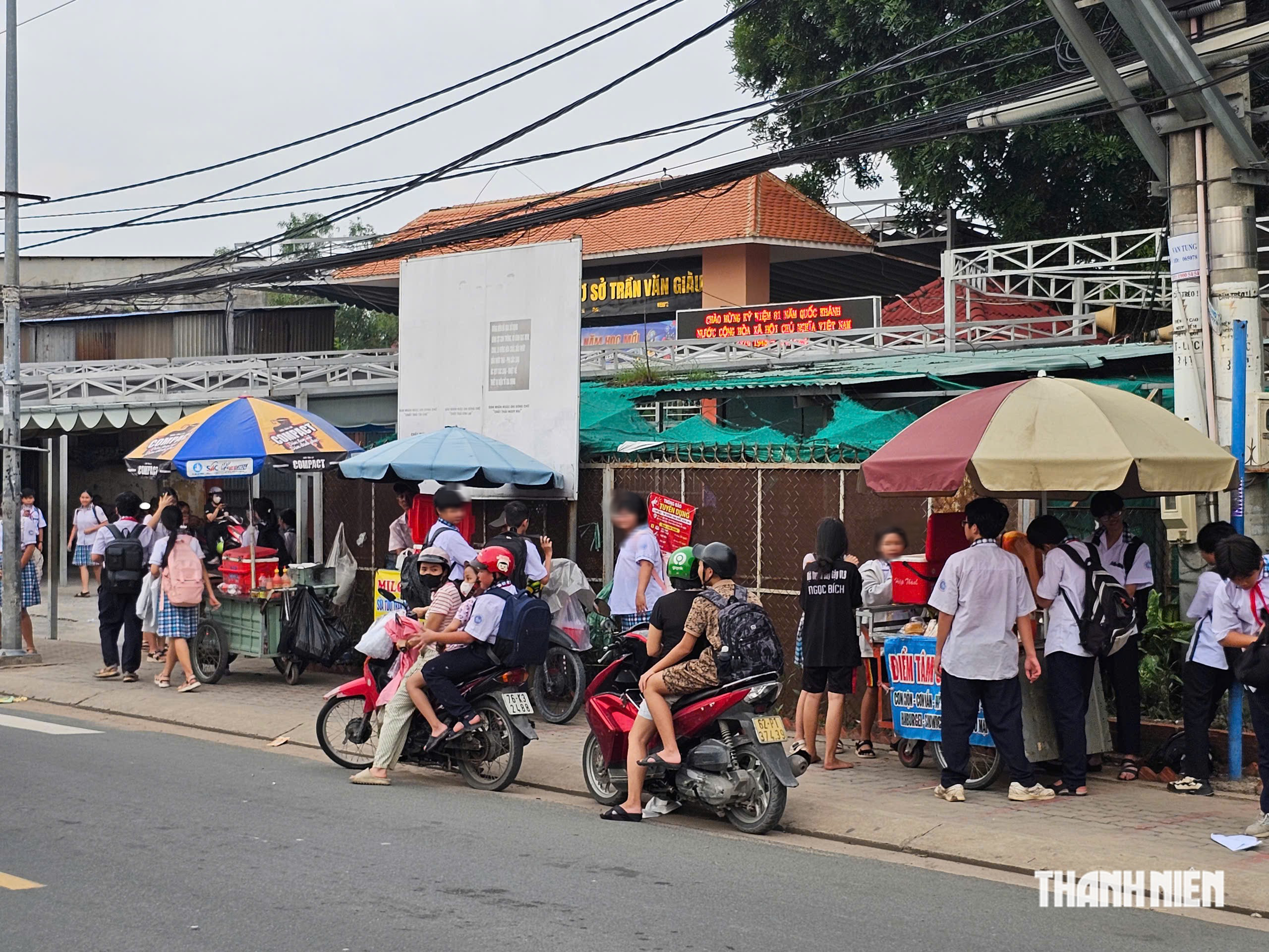 &Ugrave;n tắc trước cổng trường ở TP.HCM: Dẹp nạn h&agrave;ng rong lấn chiếm được kh&ocirc;ng?- Ảnh 11.