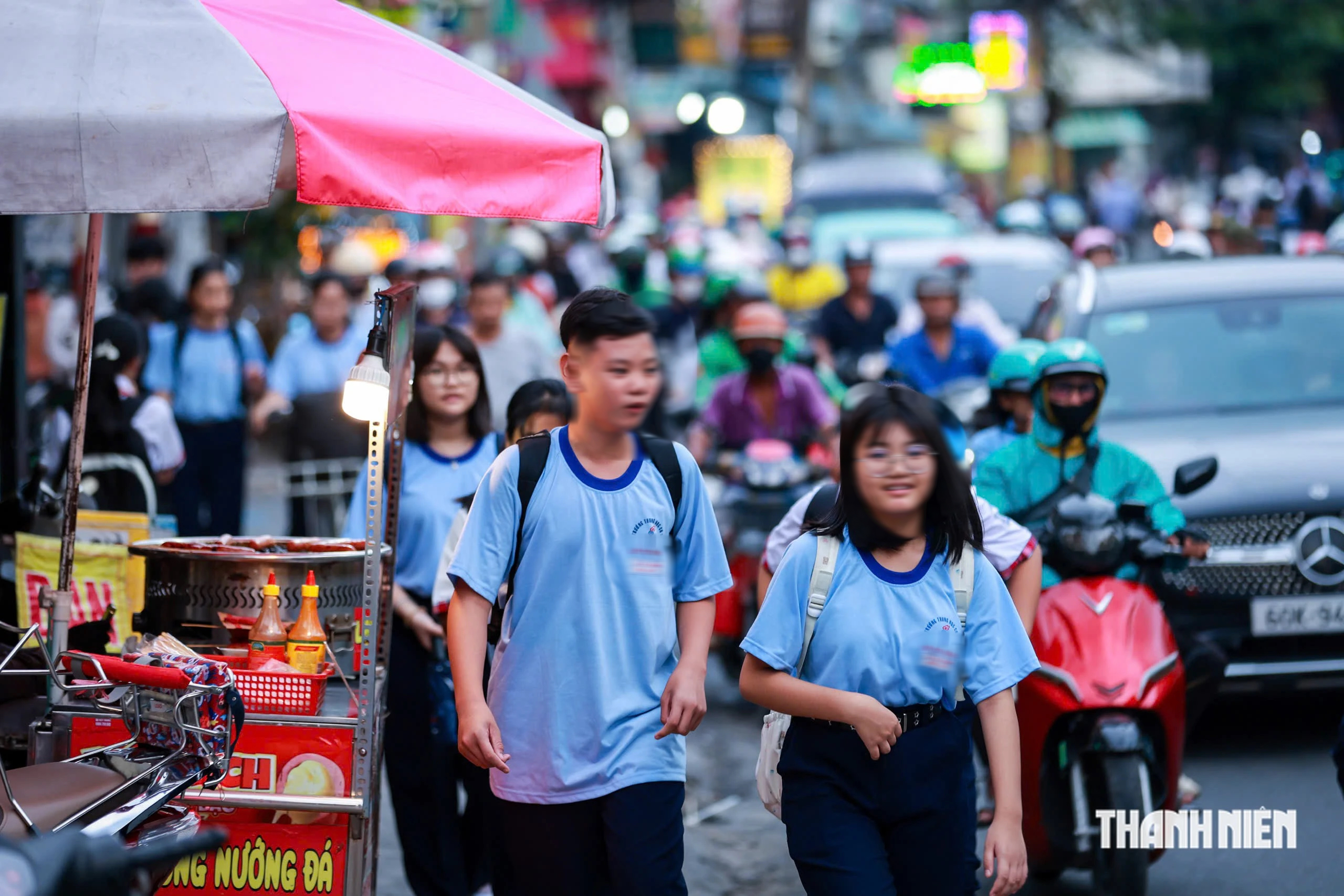 Ùn tắc trước cổng trường ở TP.HCM: Vỉa hè bị chiếm, học sinh đi bộ dưới lòng đường- Ảnh 1.
