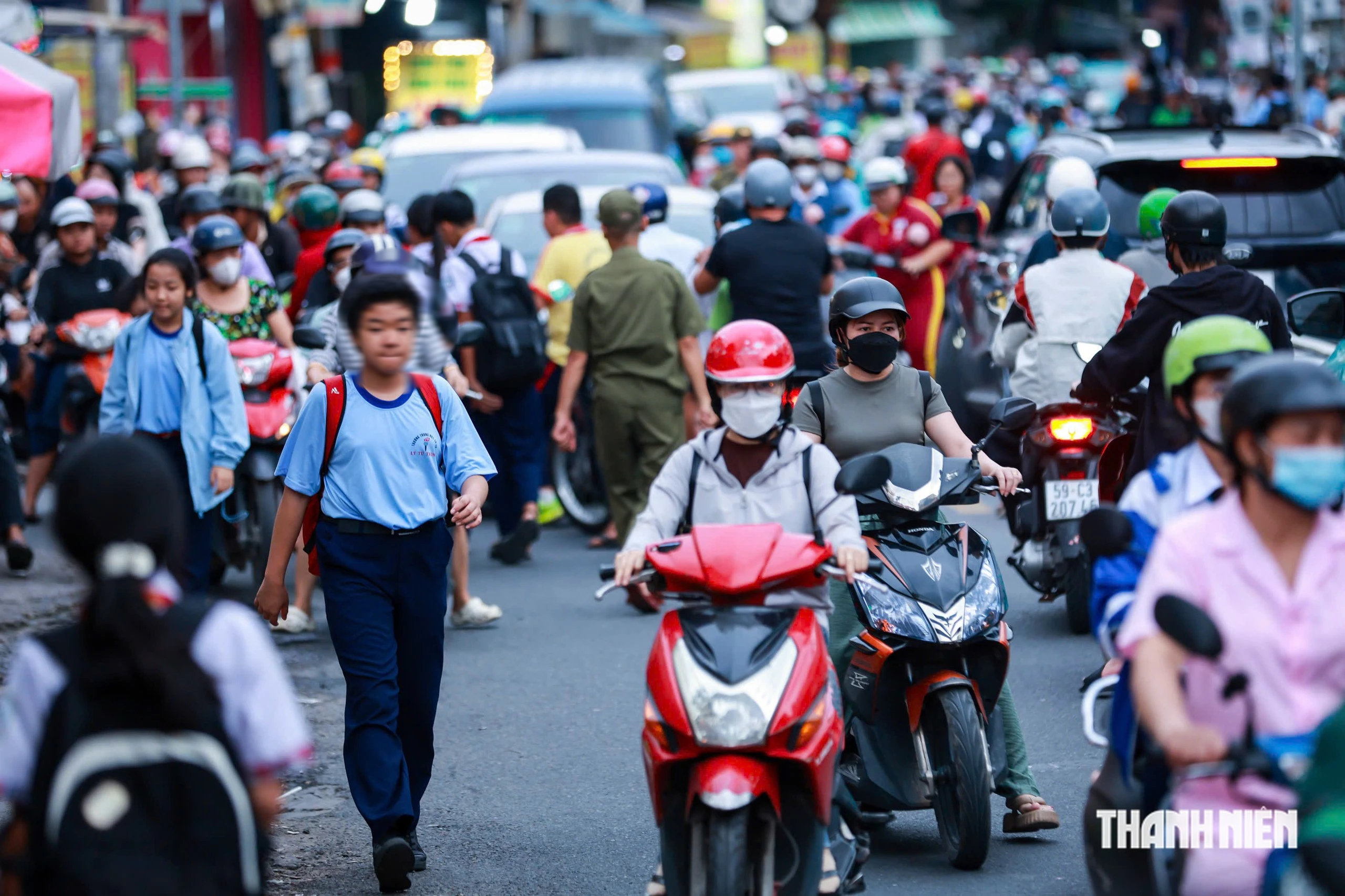 Ùn tắc trước cổng trường ở TP.HCM: Vỉa hè bị chiếm, học sinh đi bộ dưới lòng đường- Ảnh 6.