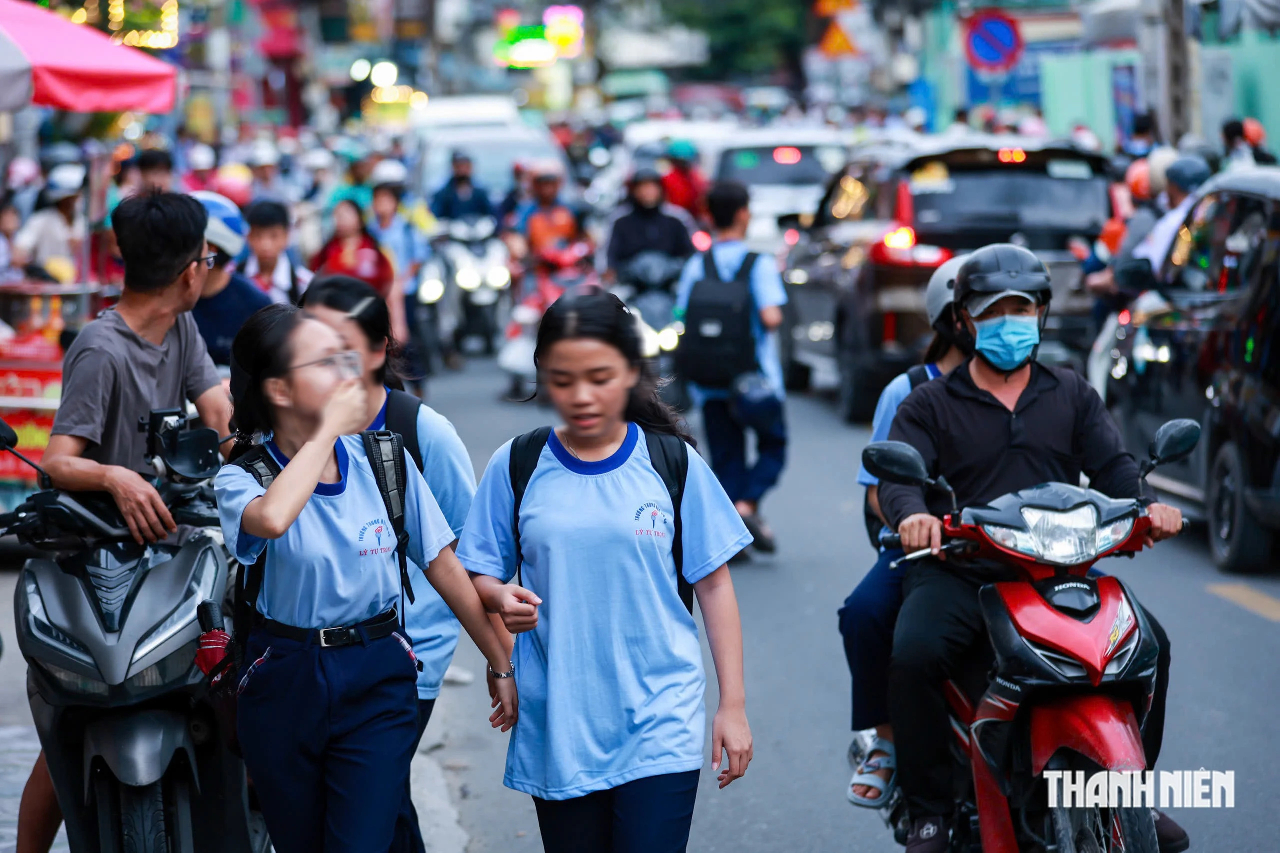 Ùn tắc trước cổng trường ở TP.HCM: Vỉa hè bị chiếm, học sinh đi bộ dưới lòng đường- Ảnh 7.