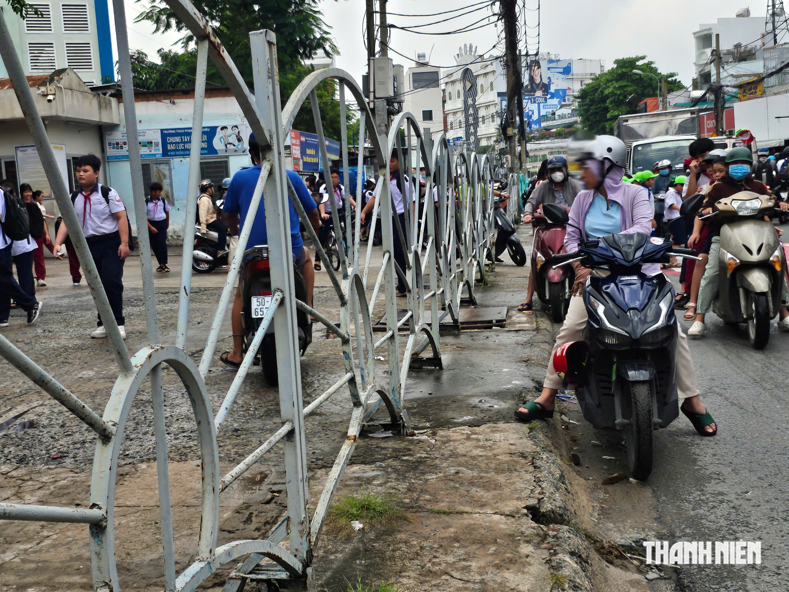 Ùn tắc trước cổng trường ở TP.HCM: Phụ huynh dừng tràn lan ở lòng đường khắp nơi- Ảnh 2.