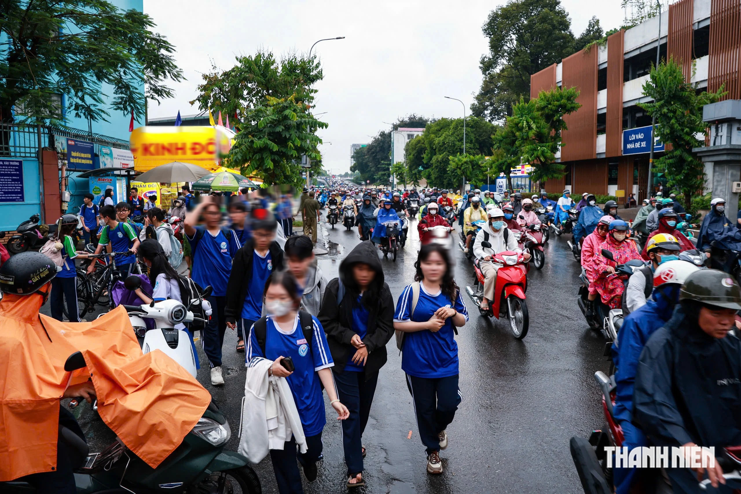 Ùn tắc trước cổng trường ở TP.HCM: Vỉa hè bị chiếm, học sinh đi bộ dưới lòng đường- Ảnh 4.