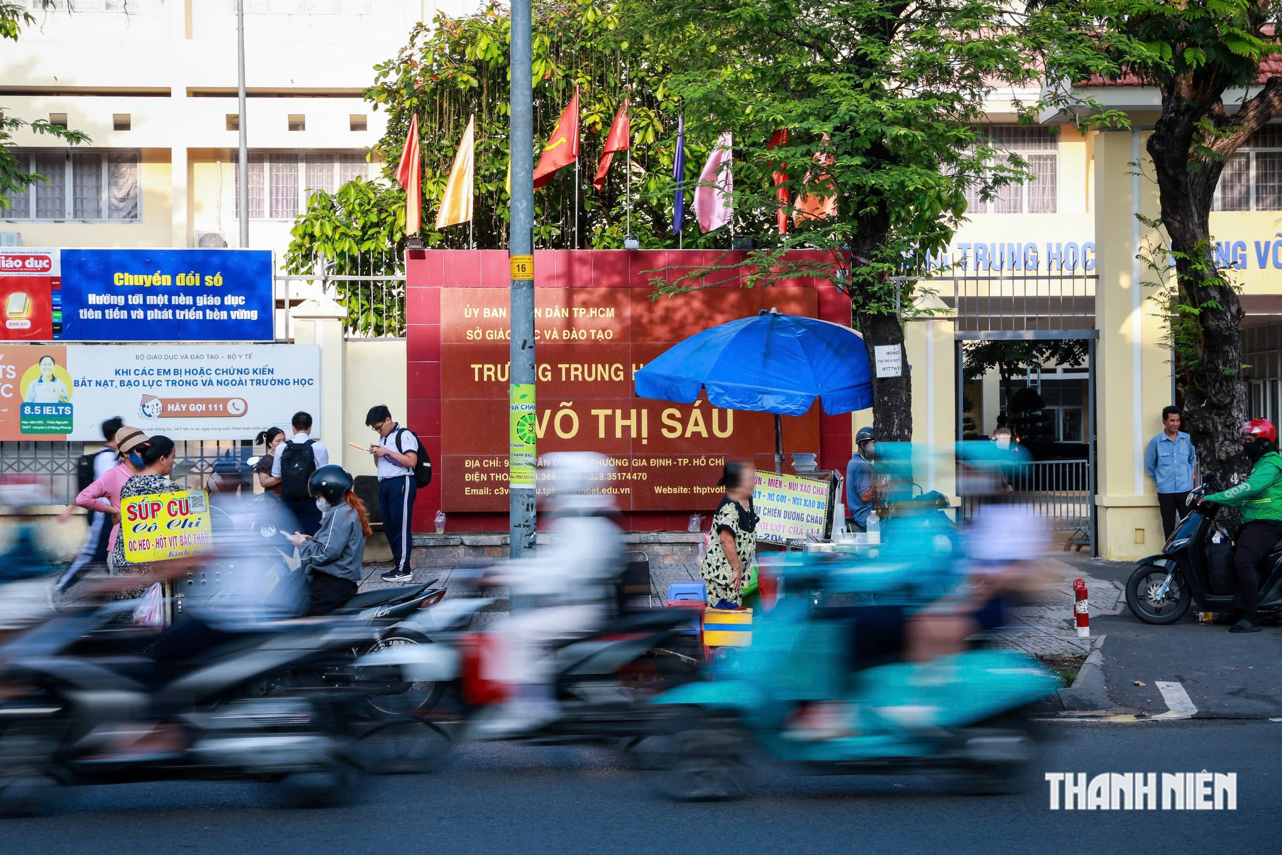 &Ugrave;n tắc trước cổng trường ở TP.HCM: Dẹp nạn h&agrave;ng rong lấn chiếm được kh&ocirc;ng?- Ảnh 5.