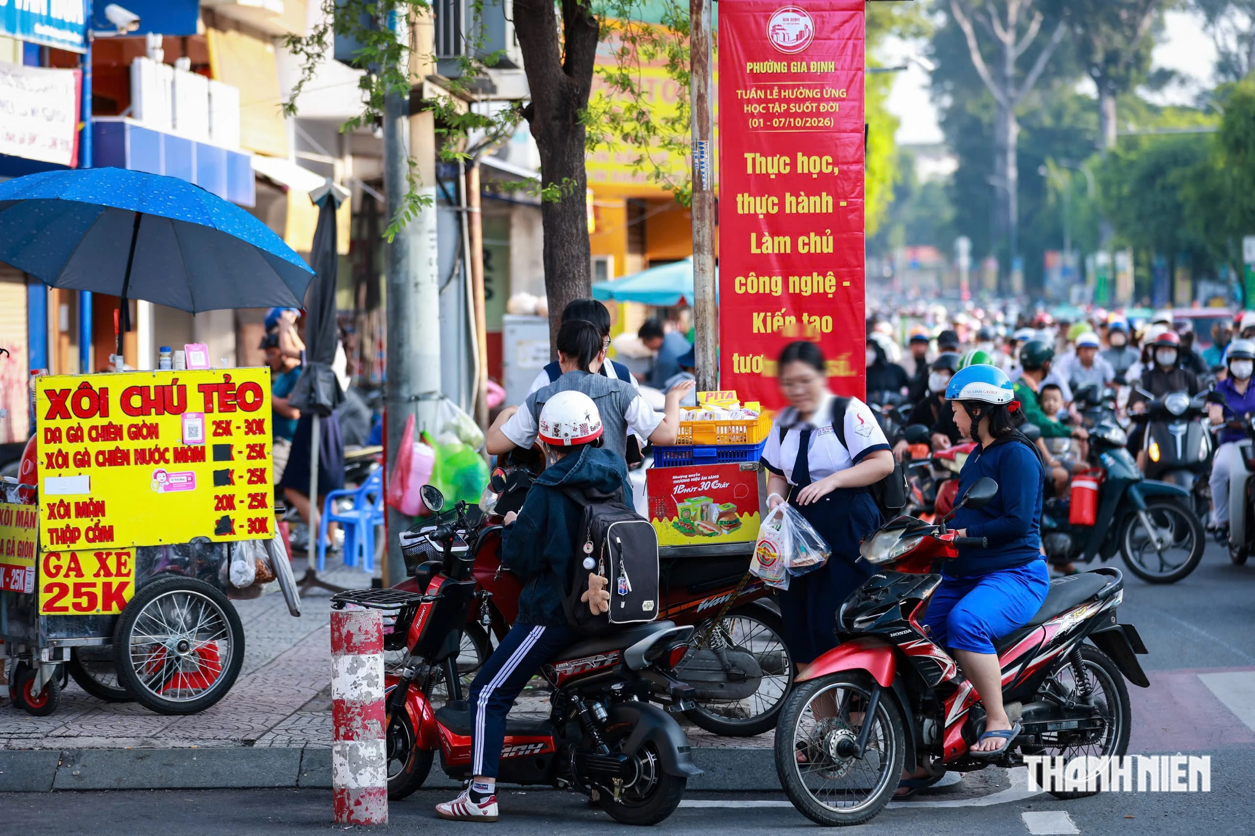 &Ugrave;n tắc trước cổng trường ở TP.HCM: Dẹp nạn h&agrave;ng rong lấn chiếm được kh&ocirc;ng?- Ảnh 6.