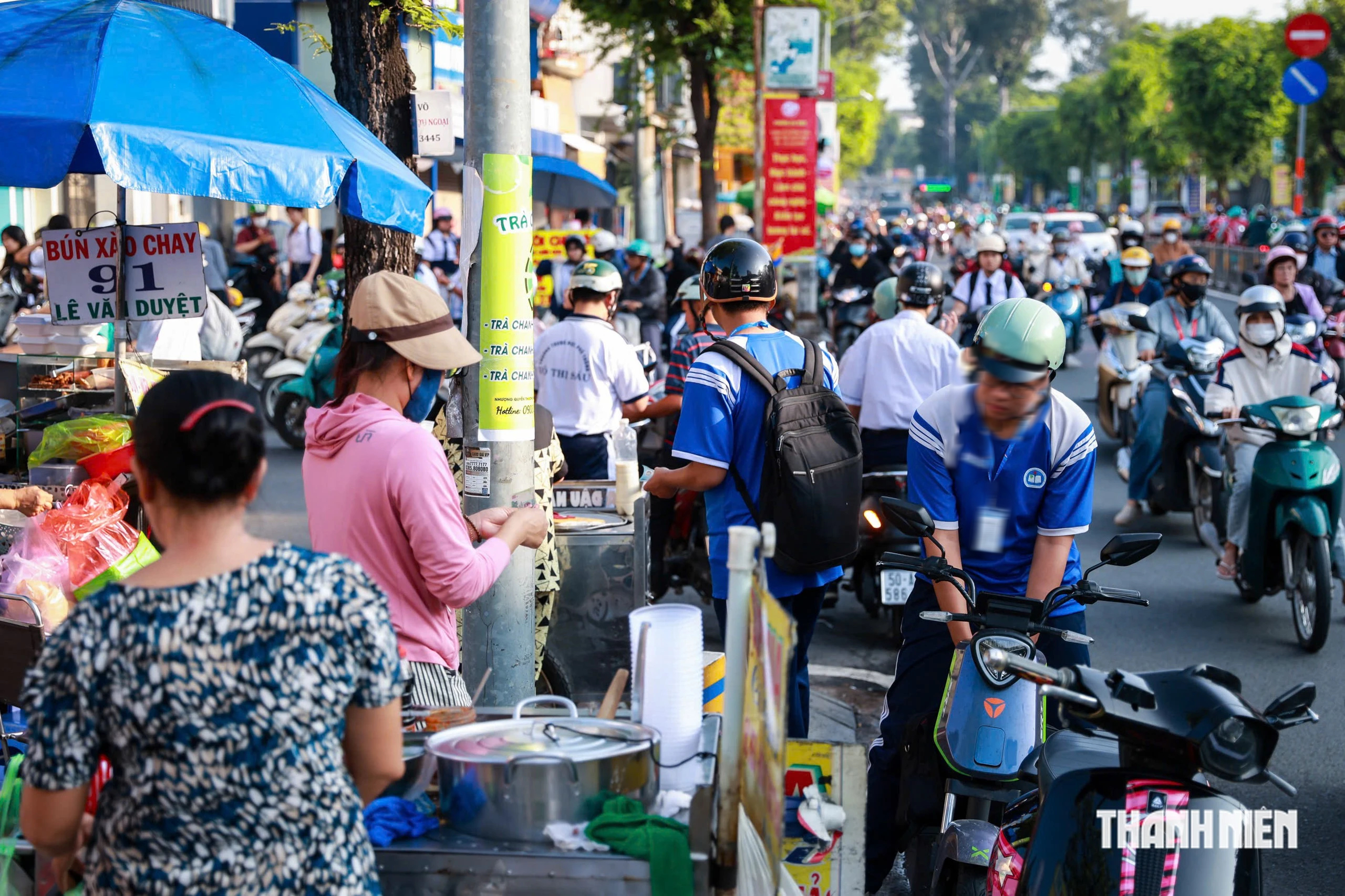&Ugrave;n tắc trước cổng trường ở TP.HCM: Dẹp nạn h&agrave;ng rong lấn chiếm được kh&ocirc;ng?- Ảnh 7.