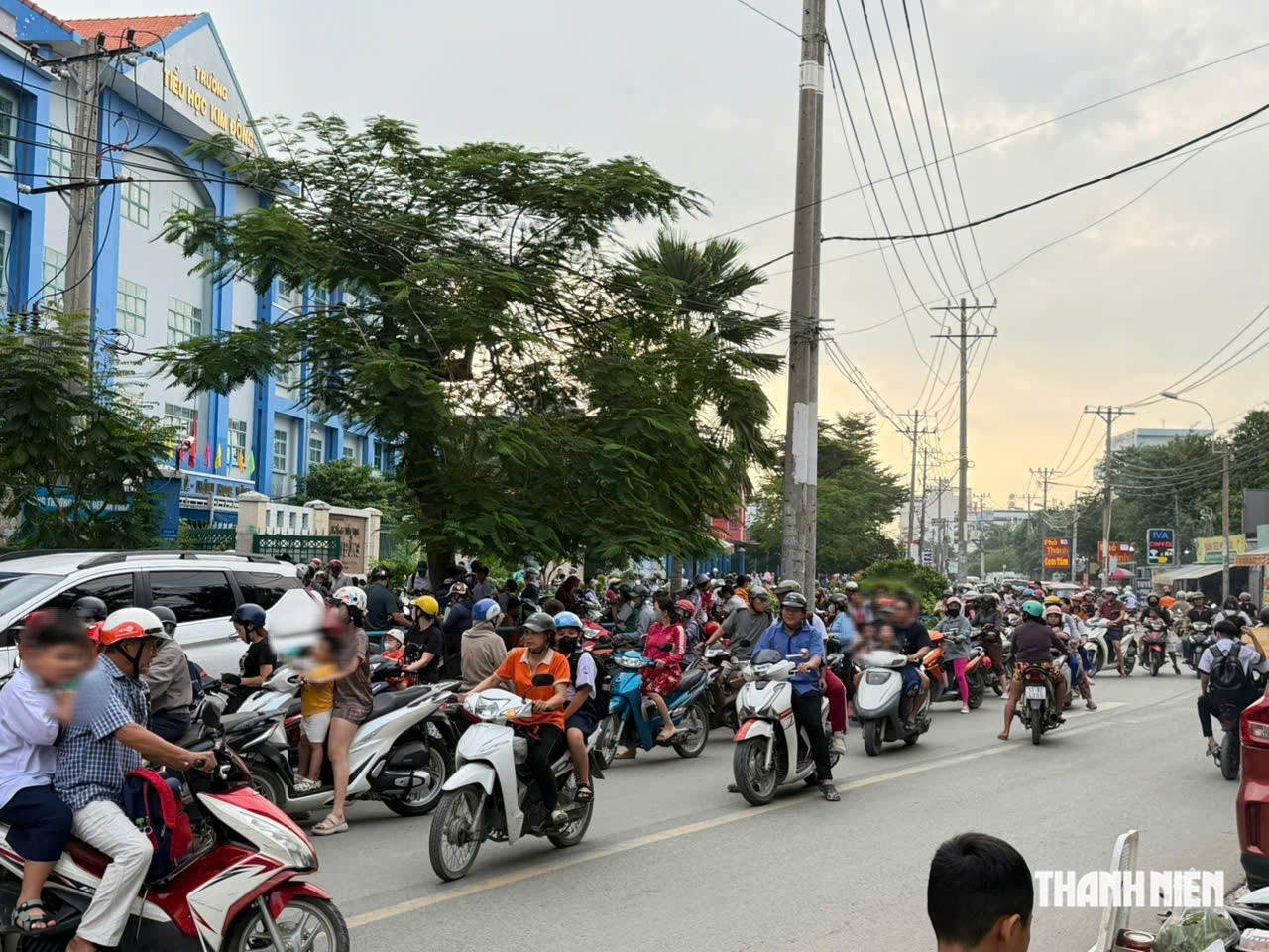 Ùn tắc trước cổng trường ở TP.HCM: Phụ huynh dừng tràn lan ở lòng đường khắp nơi- Ảnh 8.