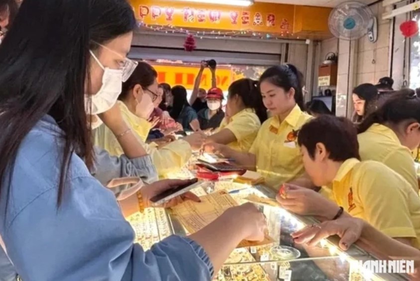 Làm nhiều vẫn không giàu: Vì sao người trẻ kiếm bao nhiêu cũng hết? - Ảnh 2.