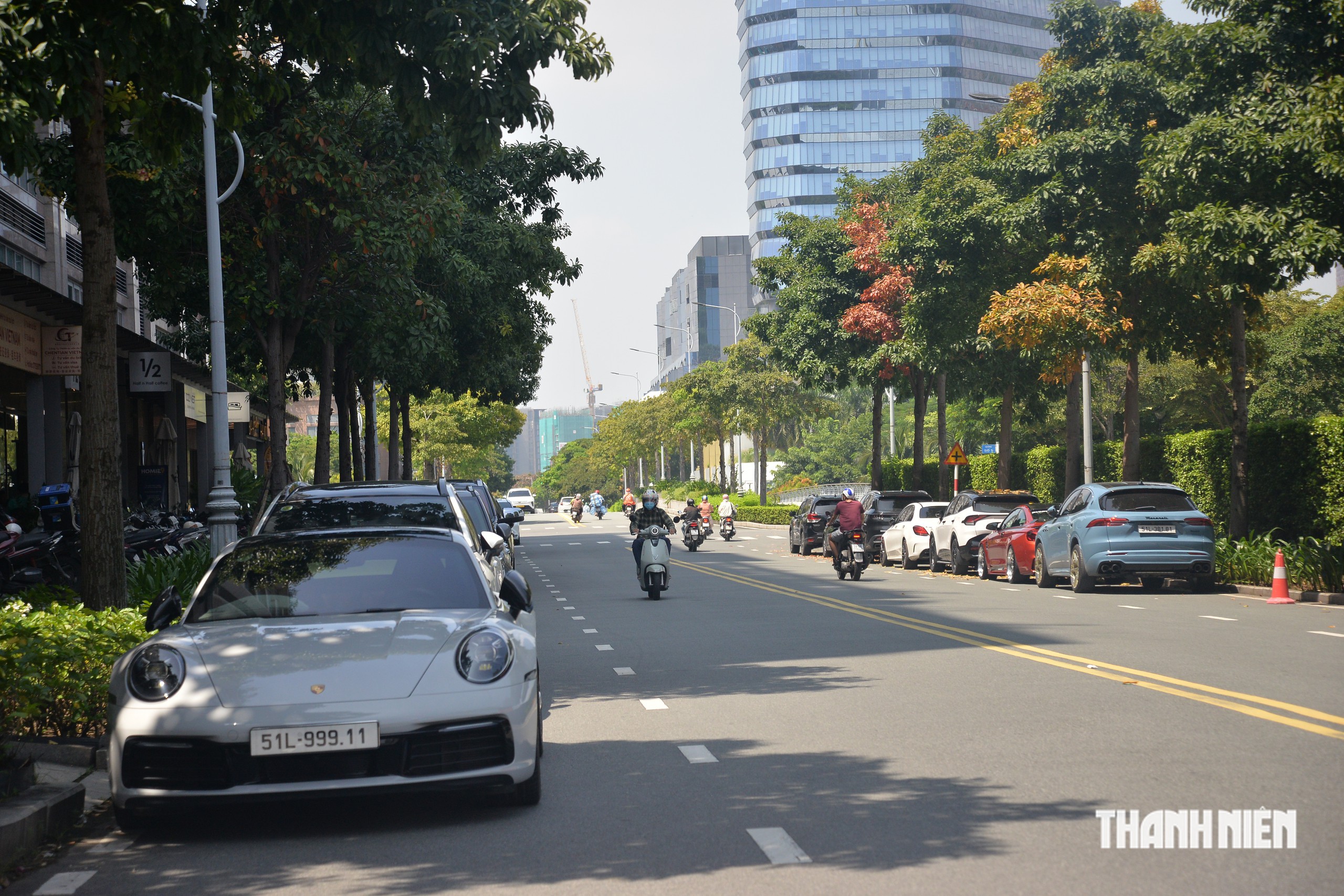 Hàng cây đổi màu gây thương nhớ ở 'phố nhà giàu' TP.HCM ít người biết - Ảnh 6.