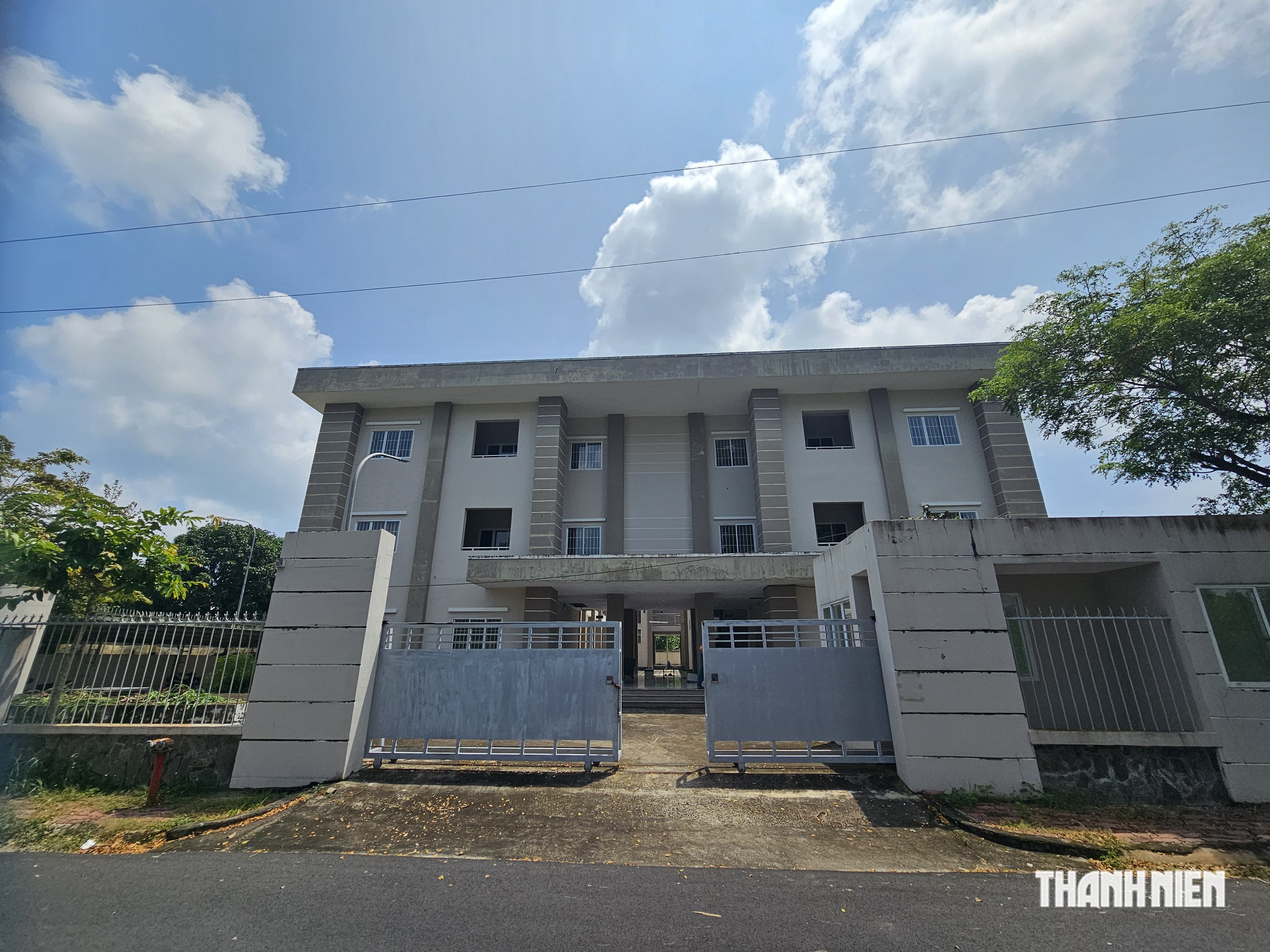 Dự án nhà công vụ giáo viên hơn 25 tỉ đồng bỏ trống, xuống cấp- Ảnh 1.