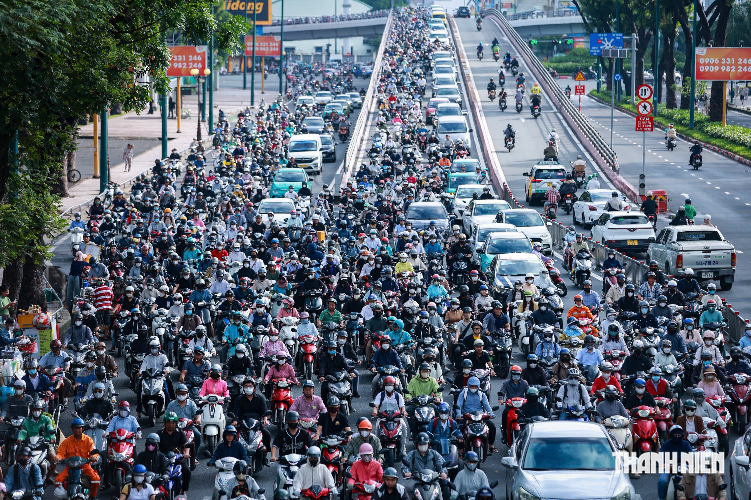 Ùn tắc trước cổng trường ở TP.HCM: Giao lộ gần trường cũng 'ngộp thở'- Ảnh 5.