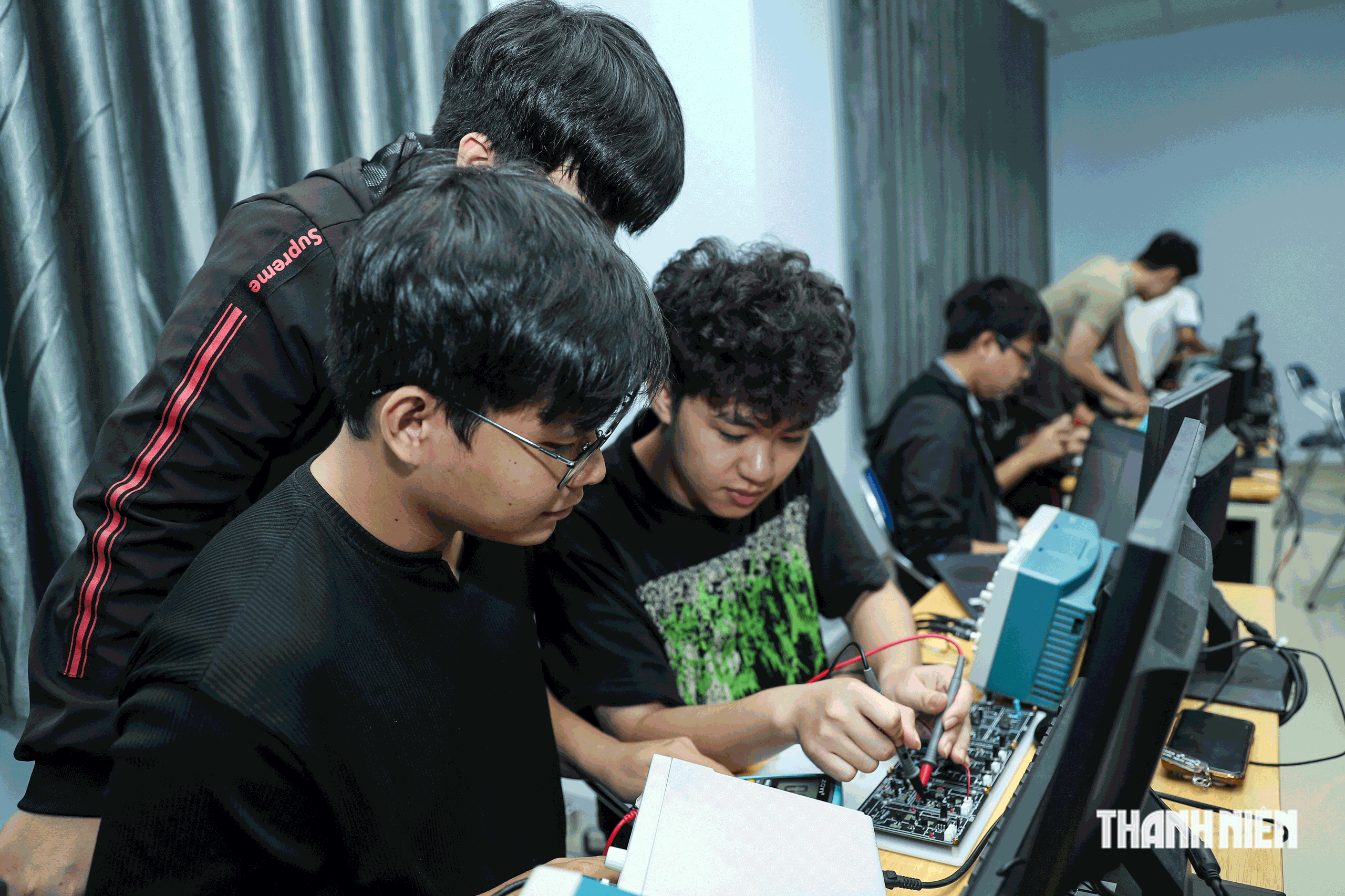 AI phát triển, doanh nghiệp không bắt buộc bằng cấp: Học vượt, đào tạo liên ngành - Ảnh 1.