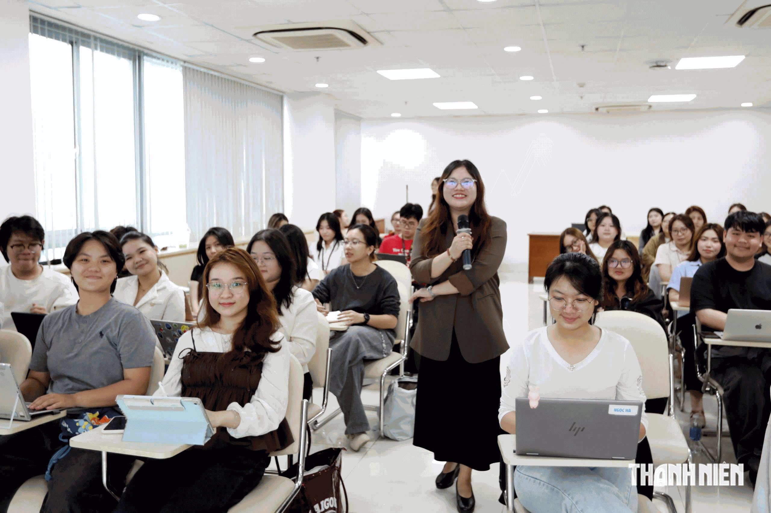 Bằng ĐH không 'mất giá', nhưng cần nhìn nhận khác - Ảnh 1.