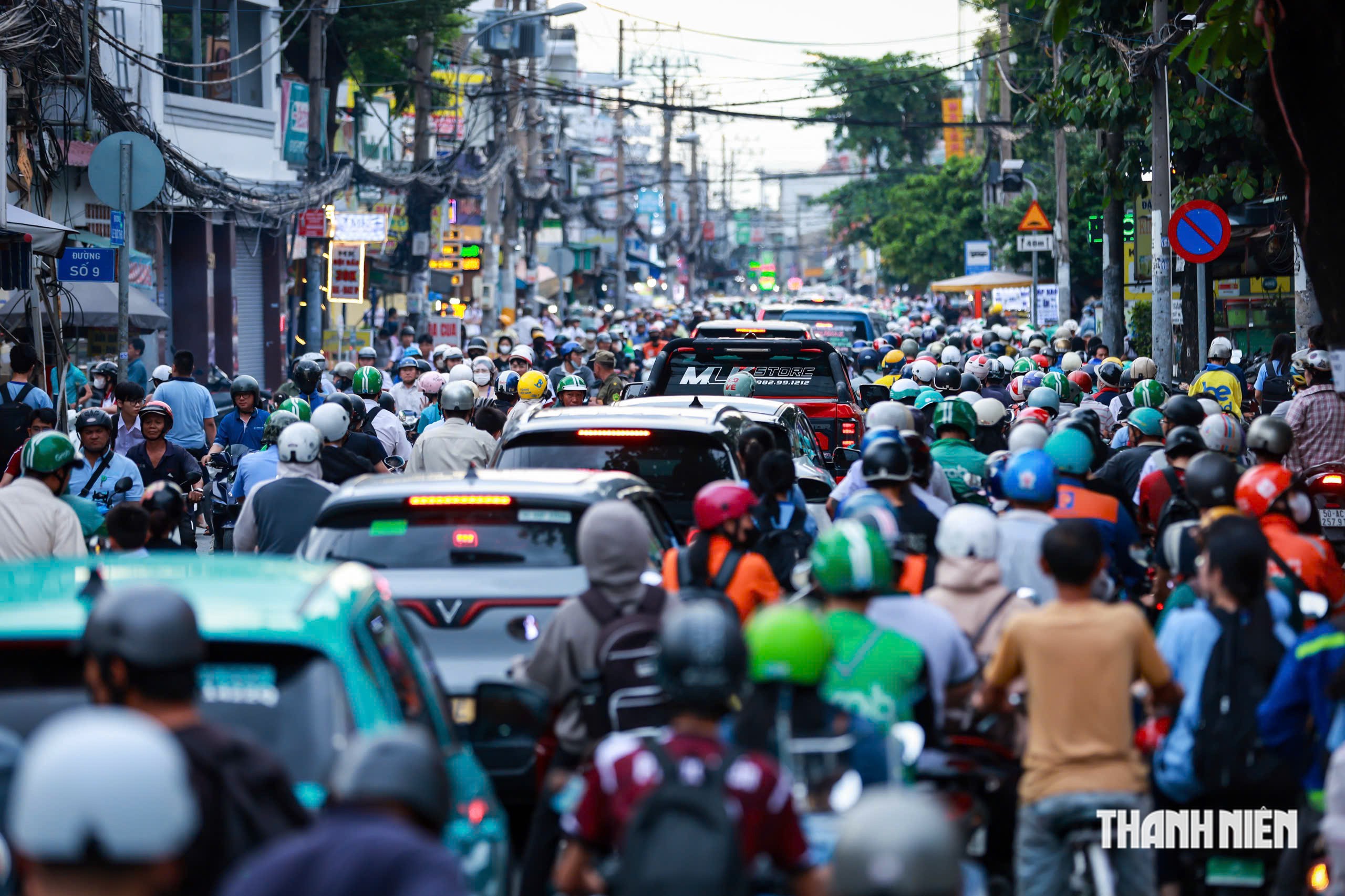 Ùn tắc trước cổng trường ở TP.HCM: Giao lộ gần trường cũng 'ngộp thở'- Ảnh 9.