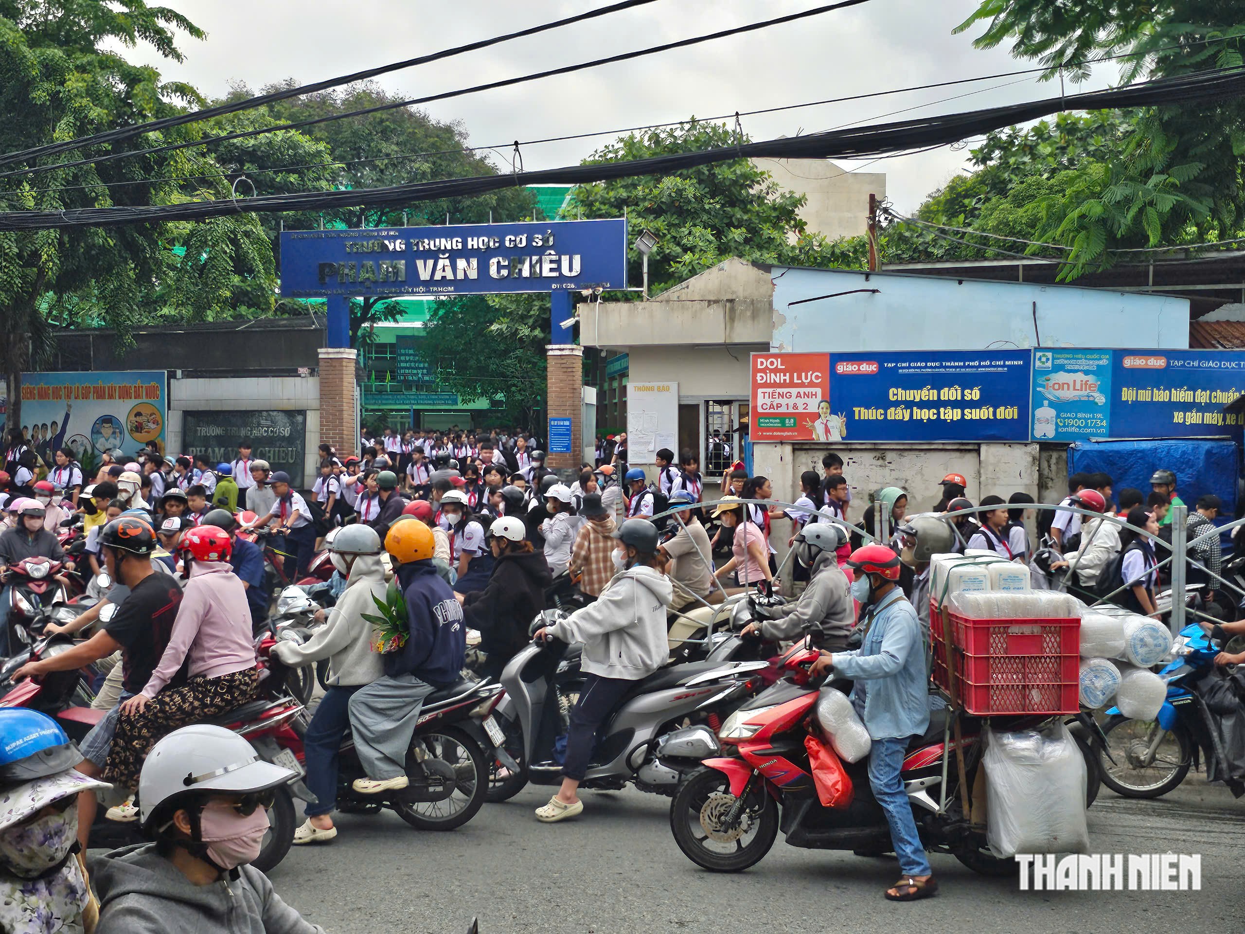 Ùn tắc trước cổng trường ở TP.HCM: Phụ huynh dừng tràn lan ở lòng đường khắp nơi- Ảnh 1.