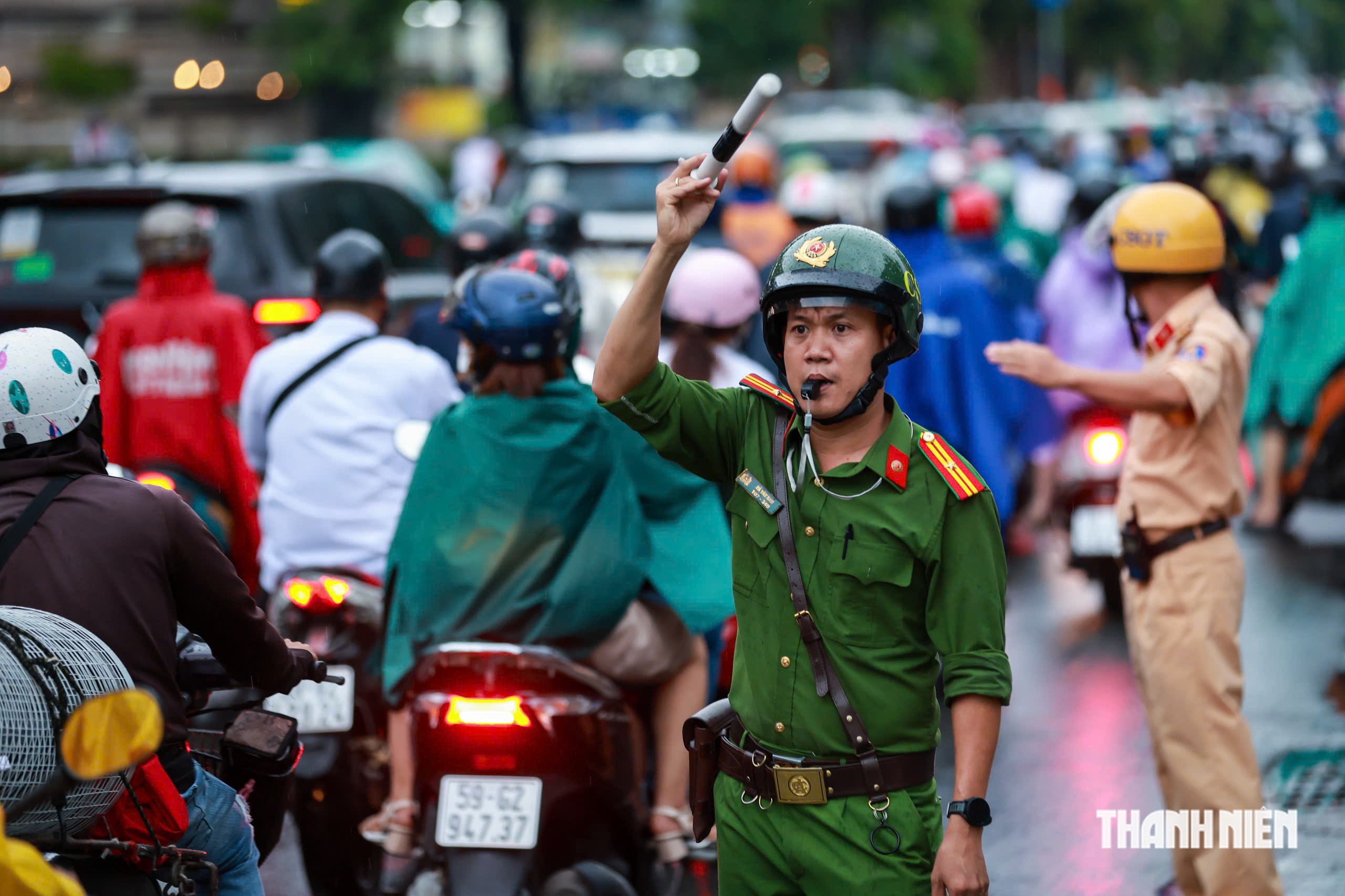 Ùn tắc trước cổng trường ở TP.HCM: Vỉa hè bị chiếm, học sinh đi bộ dưới lòng đường- Ảnh 5.