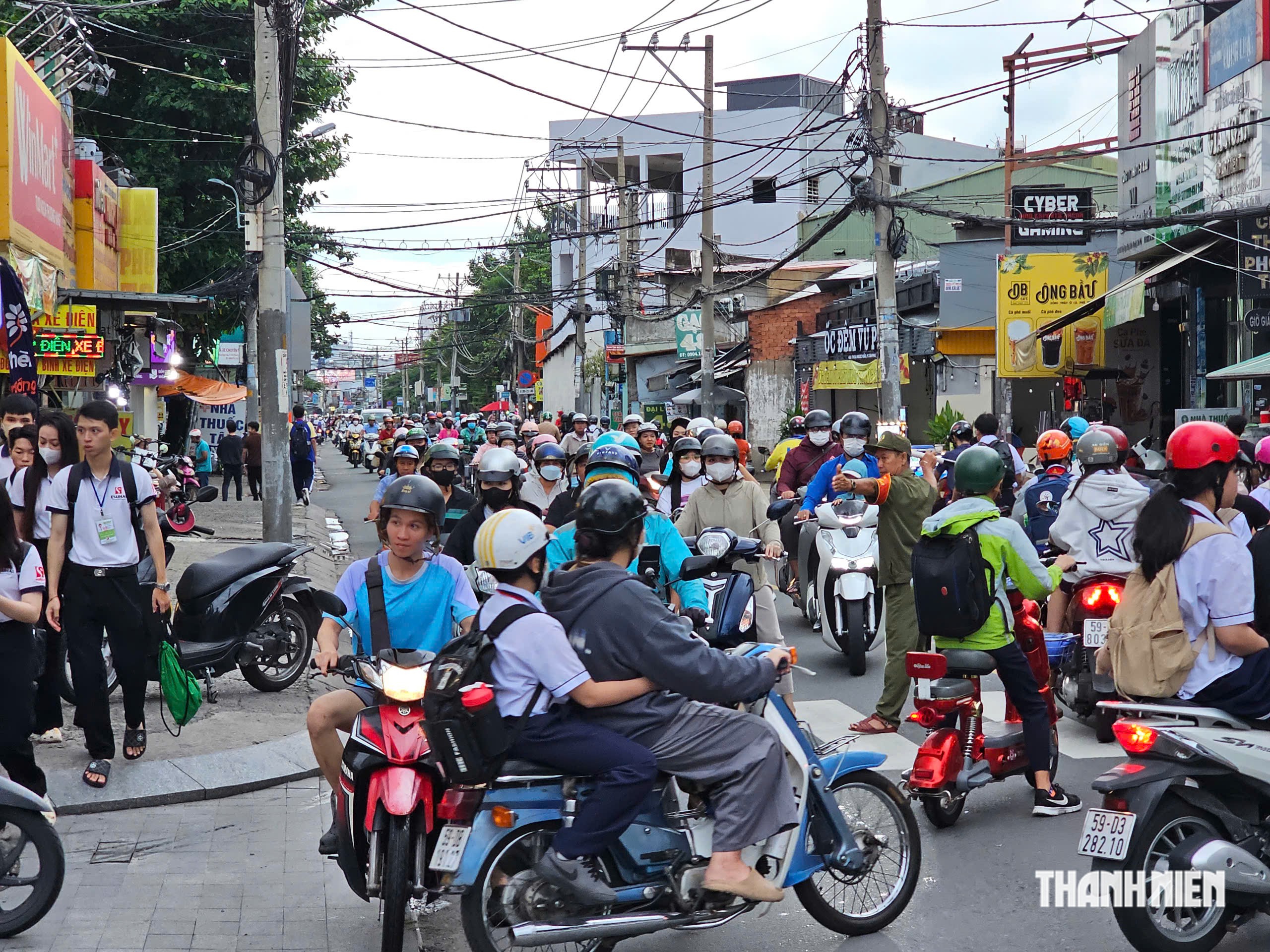 Ùn tắc trước cổng trường ở TP.HCM: Giao lộ gần trường cũng 'ngộp thở'- Ảnh 6.