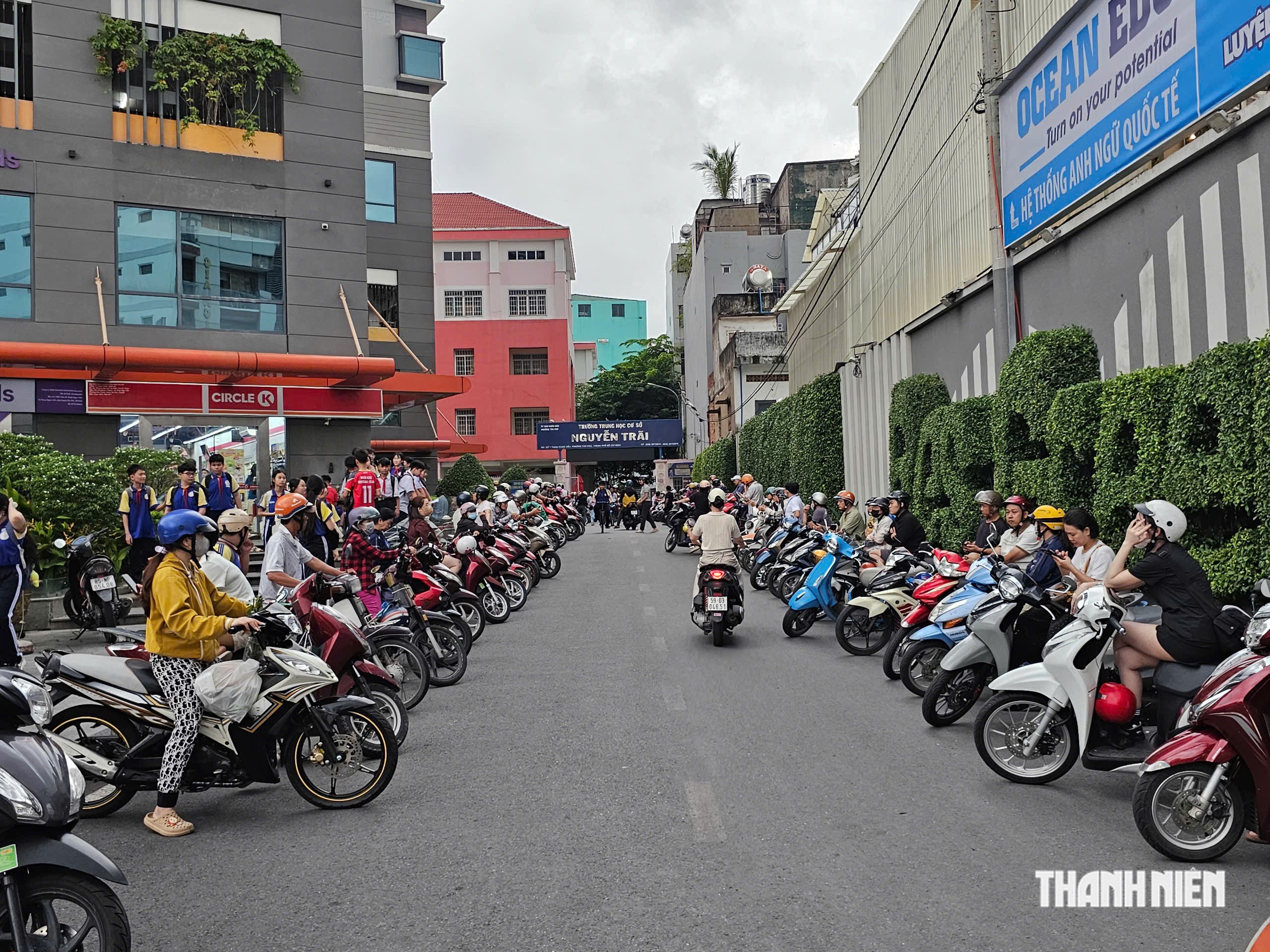 Ùn tắc trước cổng trường ở TP.HCM: Giao lộ gần trường cũng 'ngộp thở'- Ảnh 7.