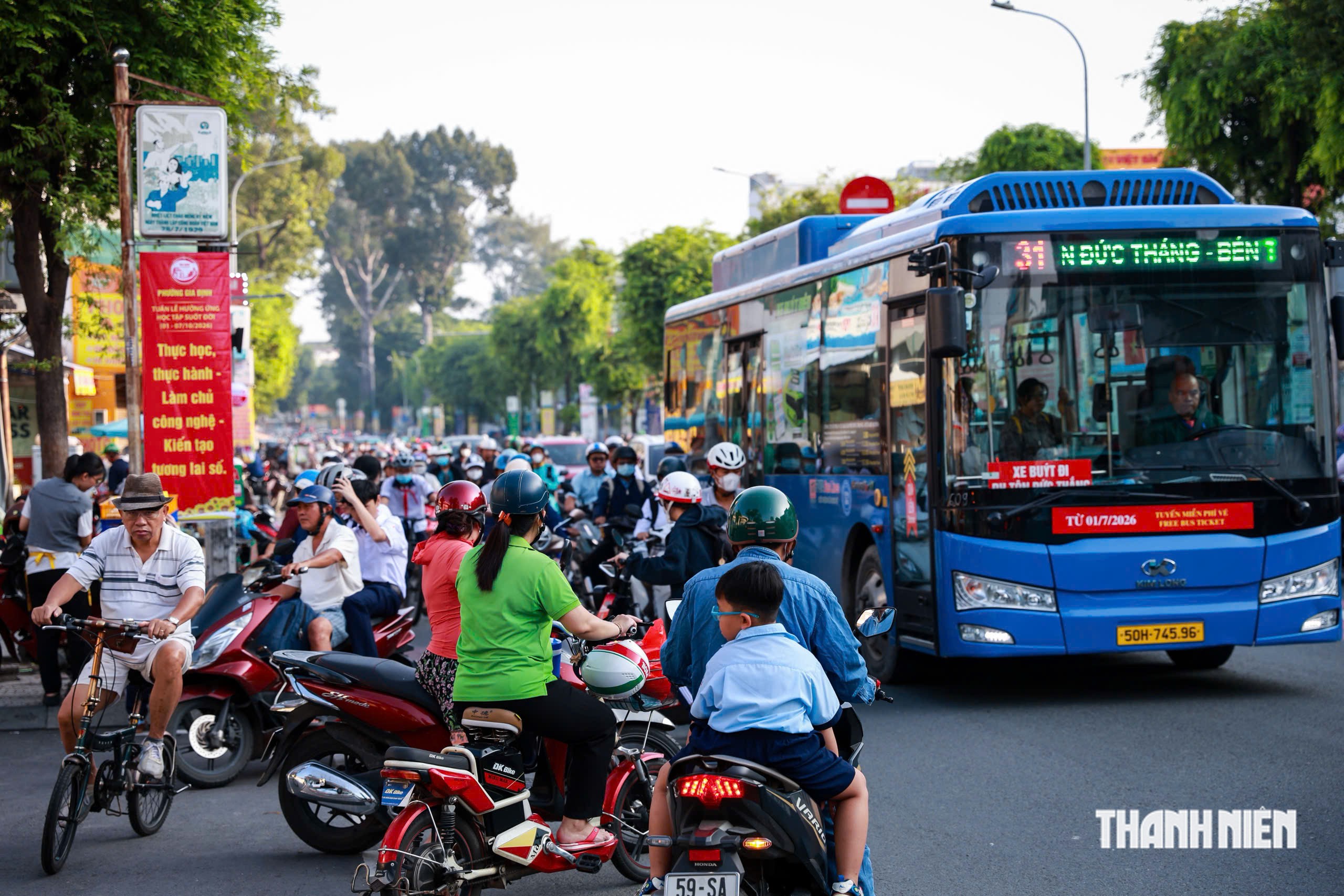 &Ugrave;n tắc trước cổng trường ở TP.HCM: Dẹp nạn h&agrave;ng rong lấn chiếm được kh&ocirc;ng?- Ảnh 9.