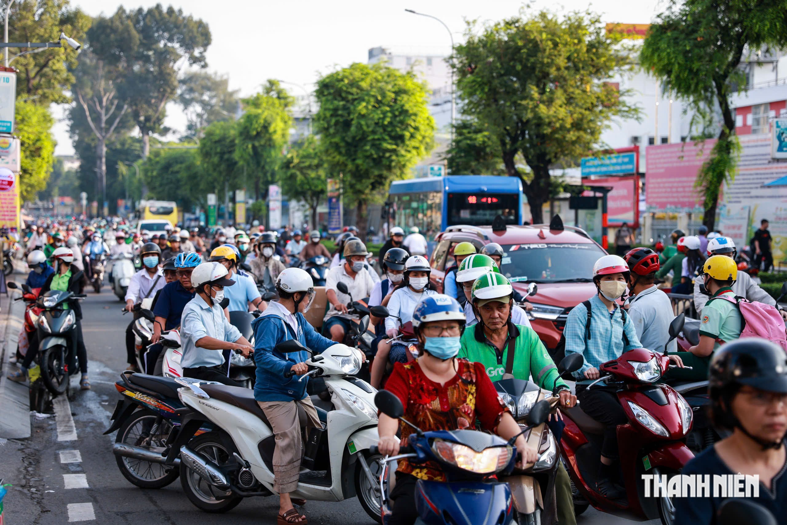 Ùn tắc trước cổng trường ở TP.HCM: Giao lộ gần trường cũng 'ngộp thở'- Ảnh 2.