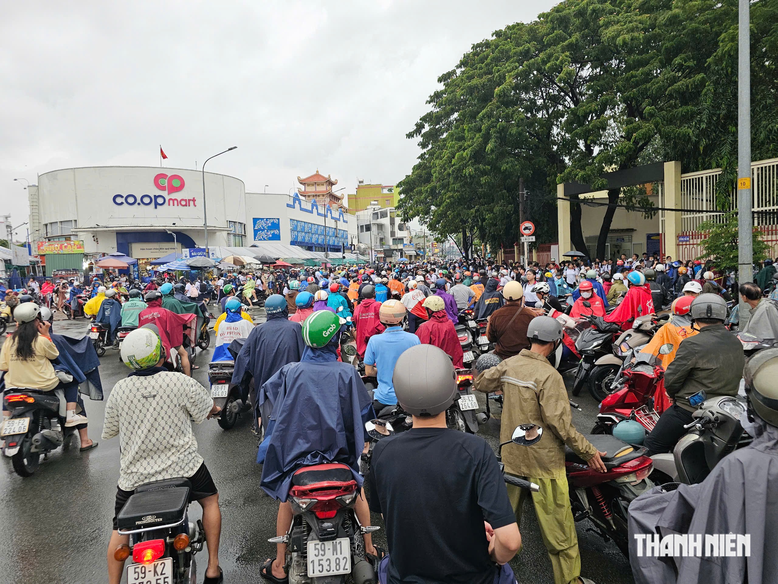 Ùn tắc trước cổng trường ở TP.HCM: Vỉa hè bị chiếm, học sinh đi bộ dưới lòng đường- Ảnh 8.