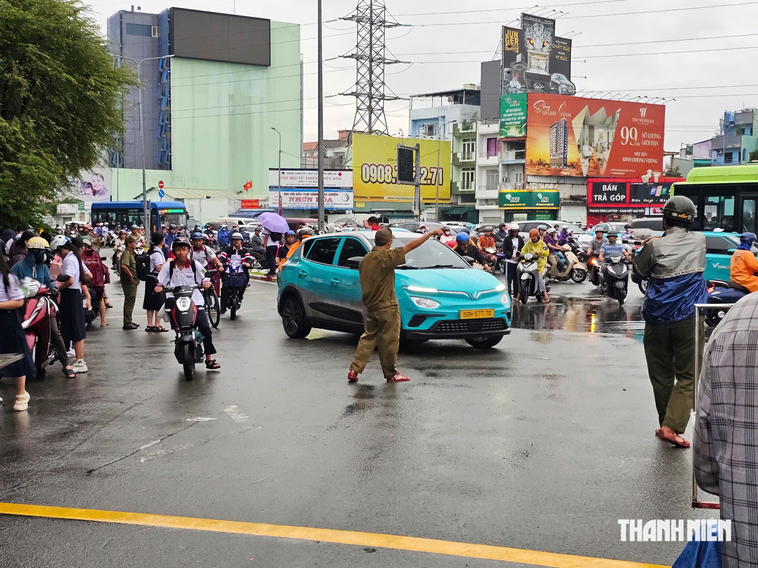Ùn tắc trước cổng trường ở TP.HCM: Phụ huynh dừng tràn lan ở lòng đường khắp nơi- Ảnh 3.