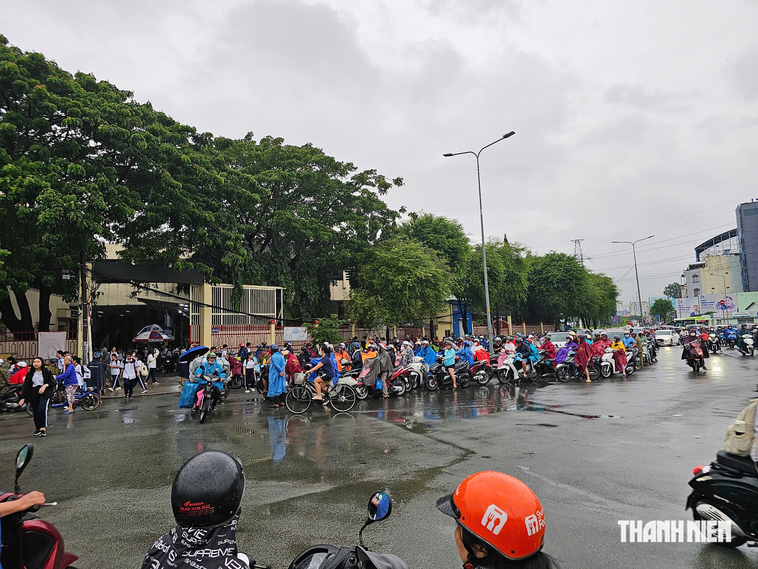Ùn tắc trước cổng trường ở TP.HCM: Phụ huynh dừng tràn lan ở lòng đường khắp nơi- Ảnh 4.