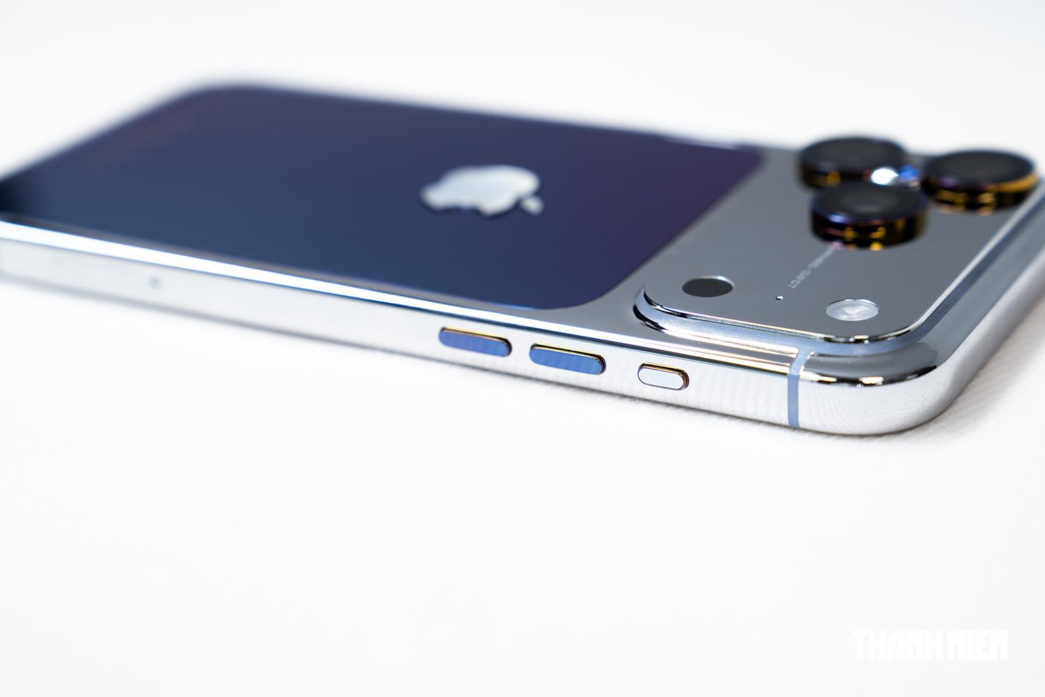 iPhone 18 Pro Max mạ vàng, đính kim cương giá hơn 200 triệu đồng tại Việt Nam - Ảnh 8.