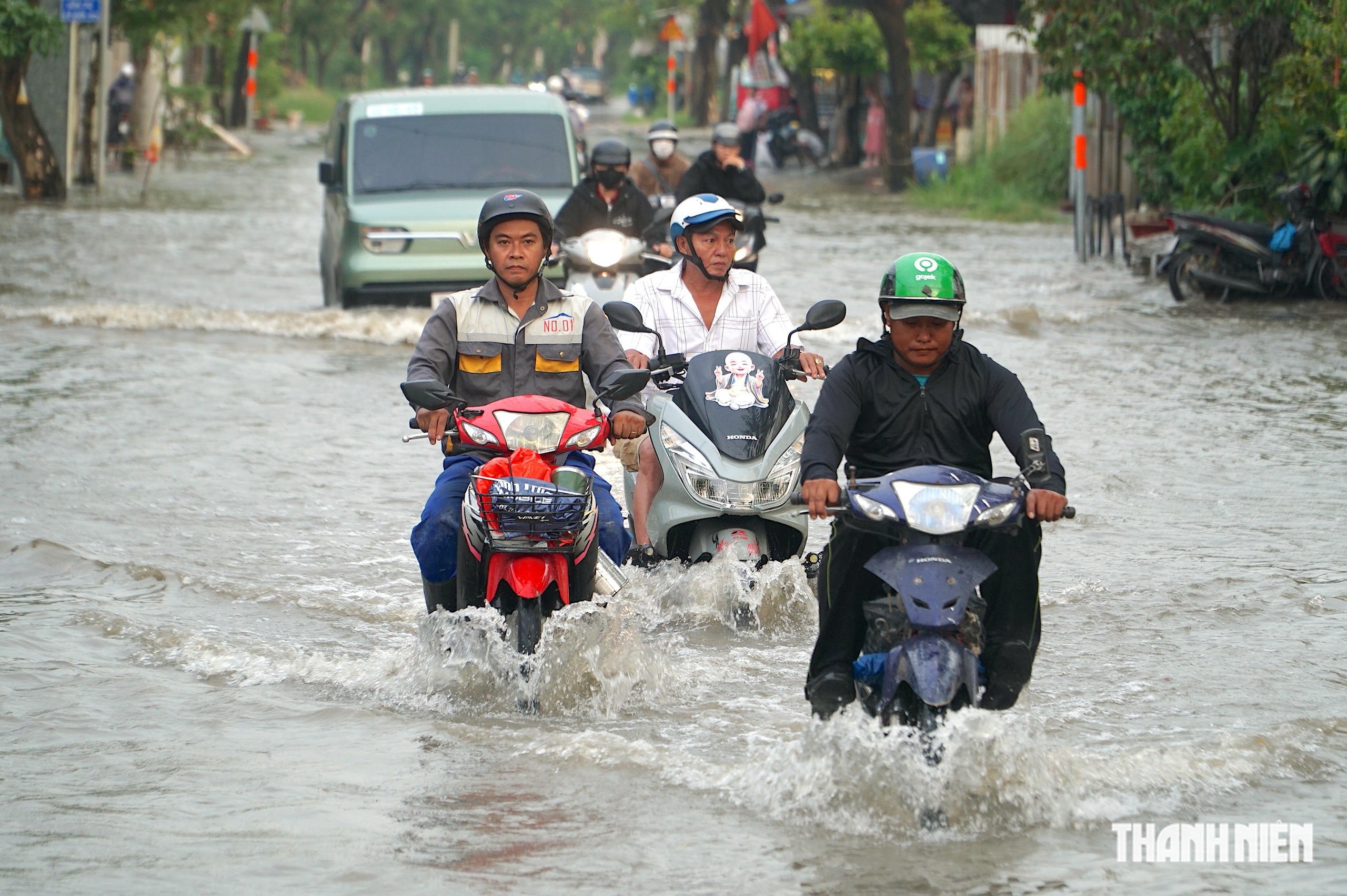 Triều cường gây ngập nửa mét ở TP.HCM, có nơi người dân hàng giờ liền 'sống cùng con nước'- Ảnh 2.