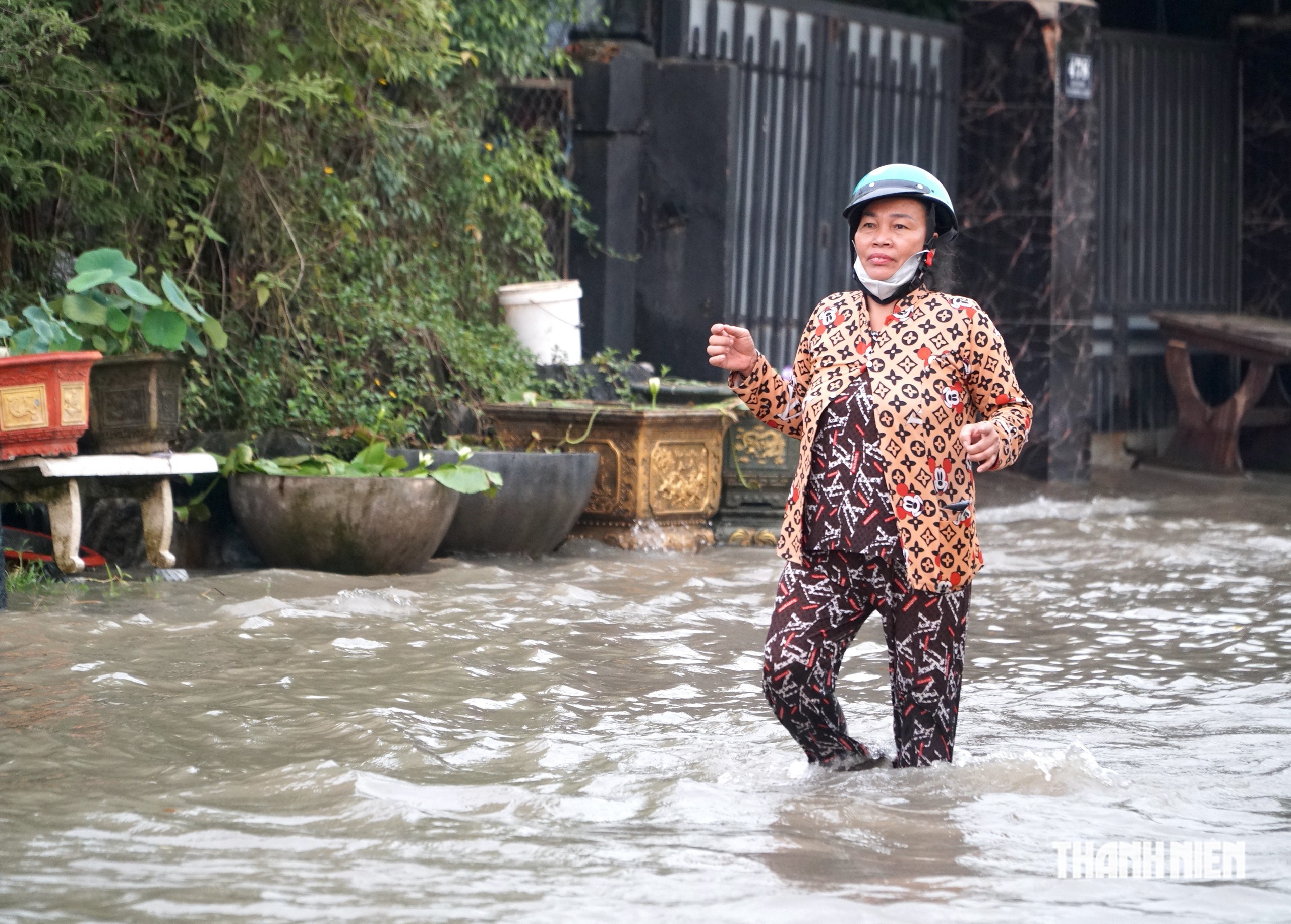 Triều cường gây ngập nửa mét ở TP.HCM, có nơi người dân hàng giờ liền 'sống cùng con nước'- Ảnh 8.