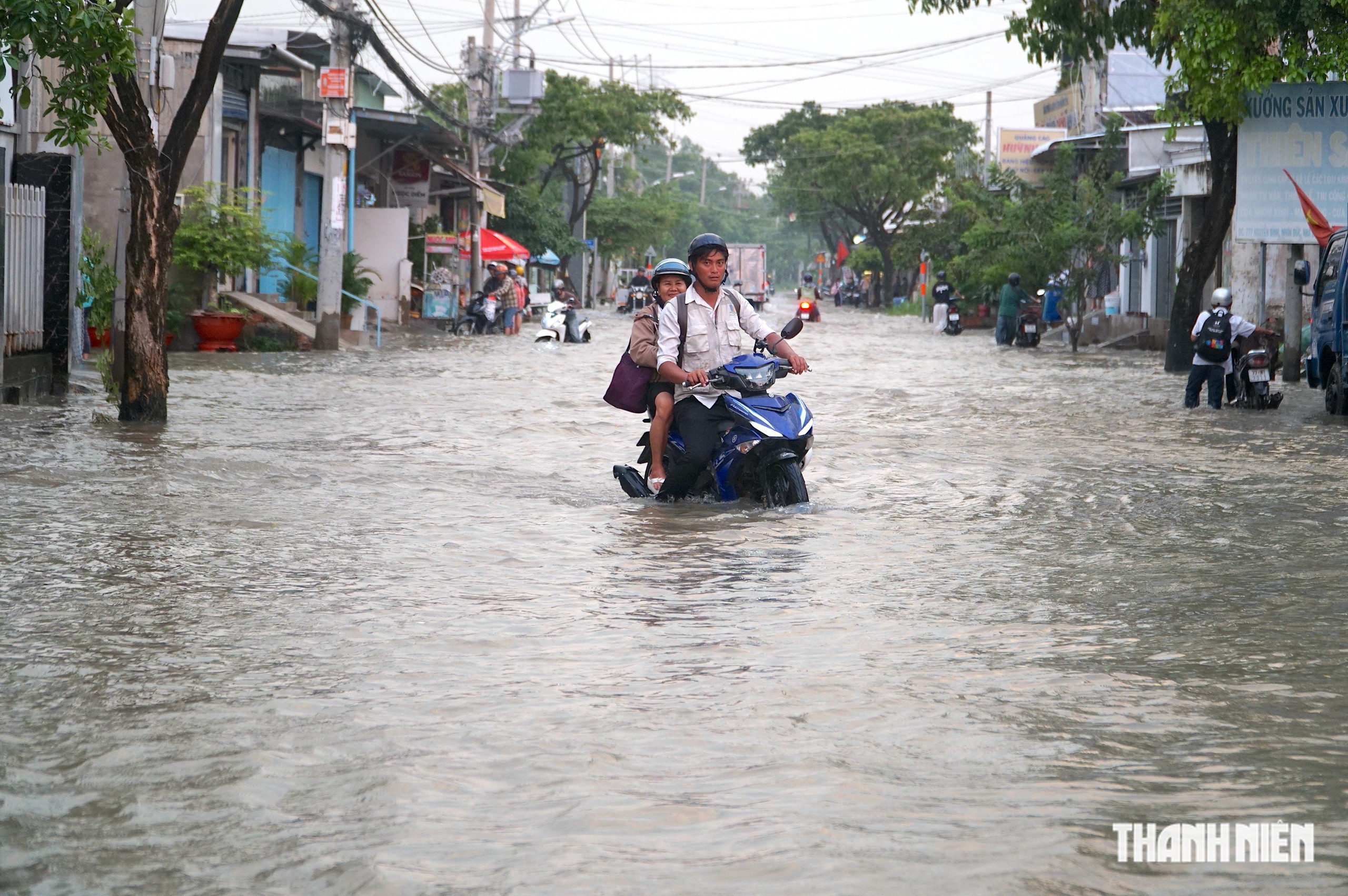 Triều cường gây ngập nửa mét ở TP.HCM, có nơi người dân hàng giờ liền 'sống cùng con nước'- Ảnh 1.