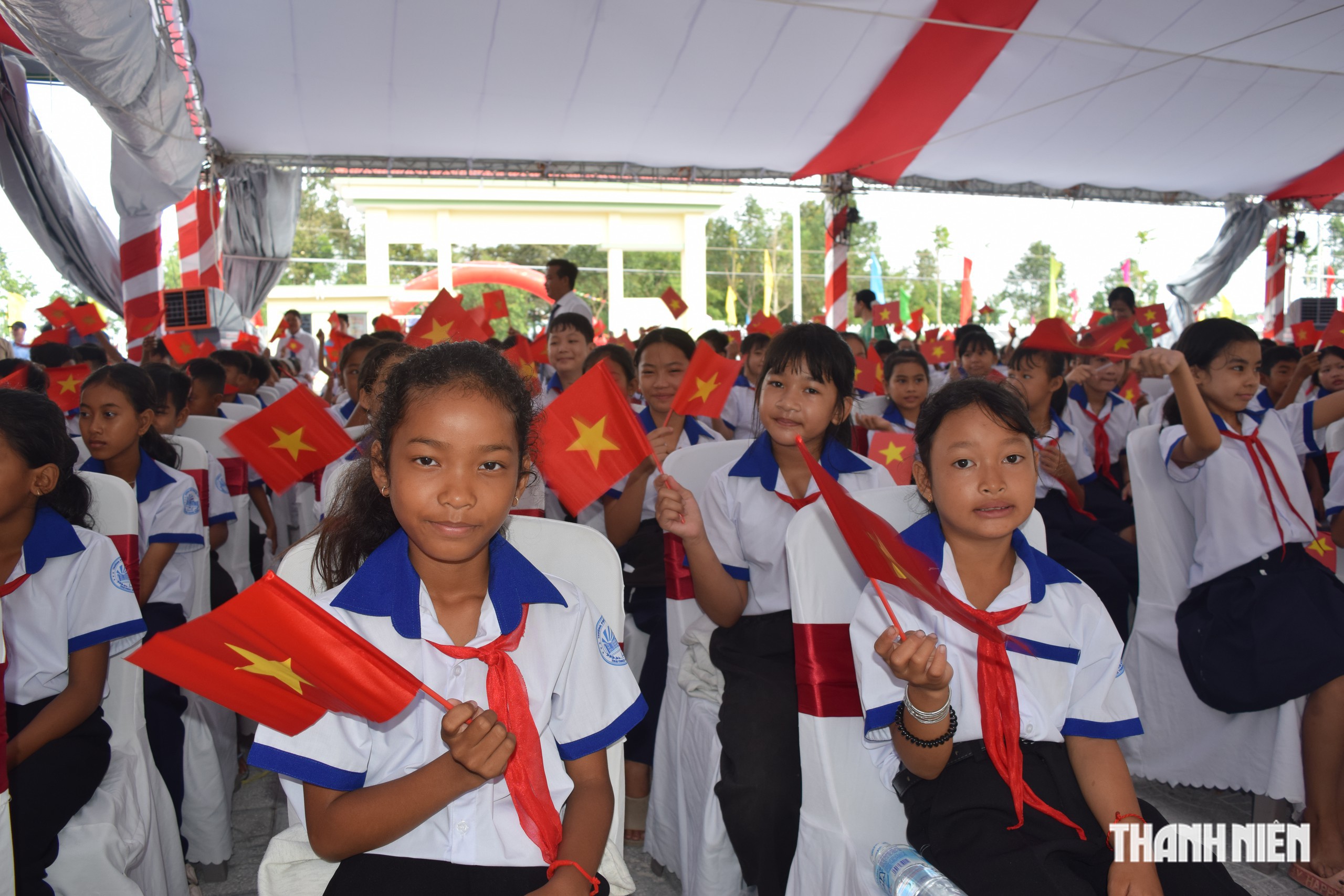 An Giang thiếu 1.300 giáo viên, 26.443 học sinh chưa có đủ sách - Ảnh 1.